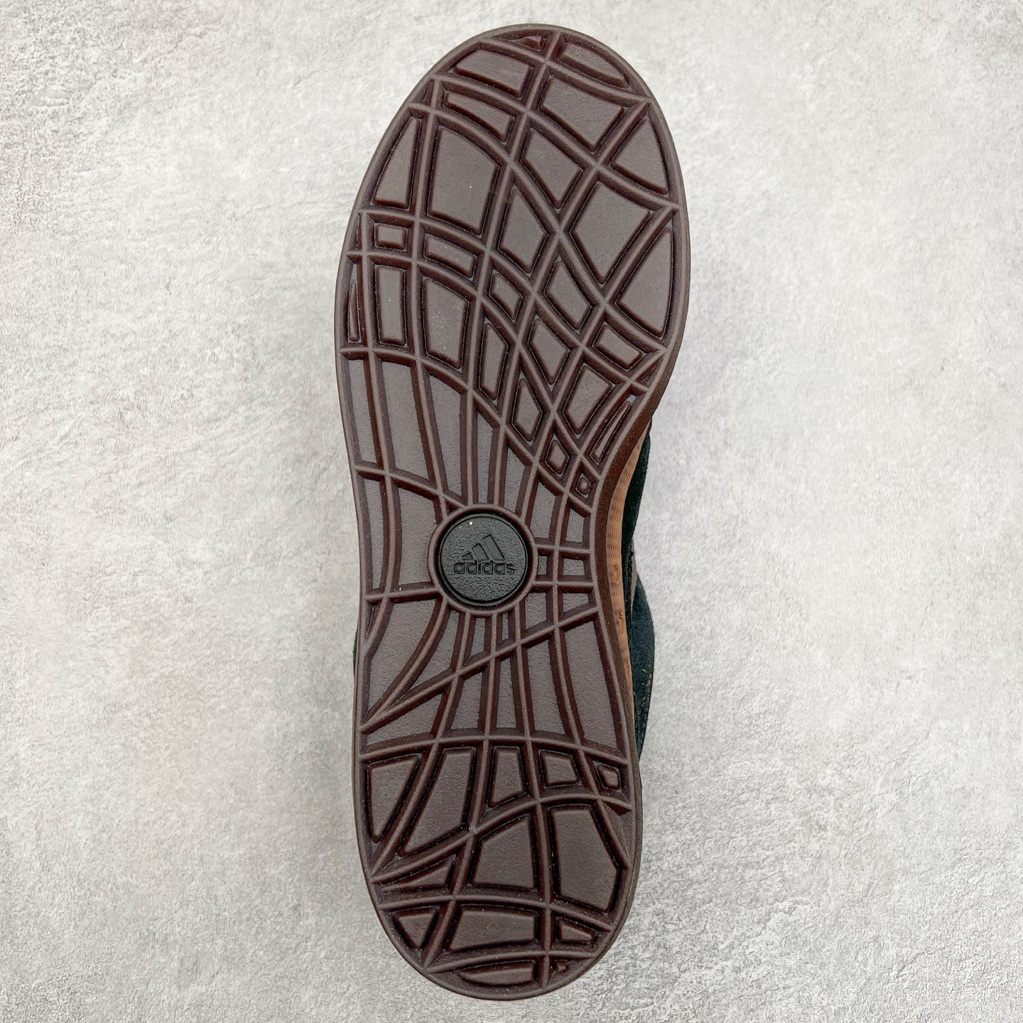 图片[9]-＃C版纯原 AD Originals Campus 00s 学院系列面包风经典复古低帮百搭休闲运动板鞋 JR8034 原鞋开发 正确版型 市面唯一全鞋采用原厂头层SD皮料 正确宽版鞋盒 清洁度完美 诠释最高工艺 这次 Originals 选择了以经典复古鞋型 Campus 为蓝本打造全新面包鞋 这款鞋型联名不断 冠希当年对它更是钟爱有加 论牌面丝毫不输贝壳头、Forum 等大热鞋型 这次 Campus 一改 80 年代的瘦长造型 鞋舌、鞋身、鞋底甚至细节都变大了 营造出千禧年前后流行的面包鞋宽大廓形 因此鞋名改为 Campus 00s 鞋身采用绒面皮料搭配白色常规皮革 质感上还是延续了经典 Campus 的设计 鞋舌填充更加饱满 让鞋款整体看起来更加圆润 搭配上这款浅蓝配色 「蓝胖子」造型真的很可爱 鞋舌还加入了与以往 Campus 不同的全新三叶草 Logo 令造型更具千禧气息 鞋带也采用了加宽的设计 如果你不喜欢 这次还附送了传统鞋带可以替换 鞋底采用了米黄做旧设计 凸显鞋款的复古年代感 除了清新可人的浅蓝配色 还有一款酷灰配色 造型更加硬朗复古 而且相比浅蓝配色更加耐脏 尺码：36 36⅔ 37⅓ 38 38⅔ 39⅓ 40 40⅔ 41⅓ 42 42⅔ 43⅓ 44 44 ⅓ 45-选品中心