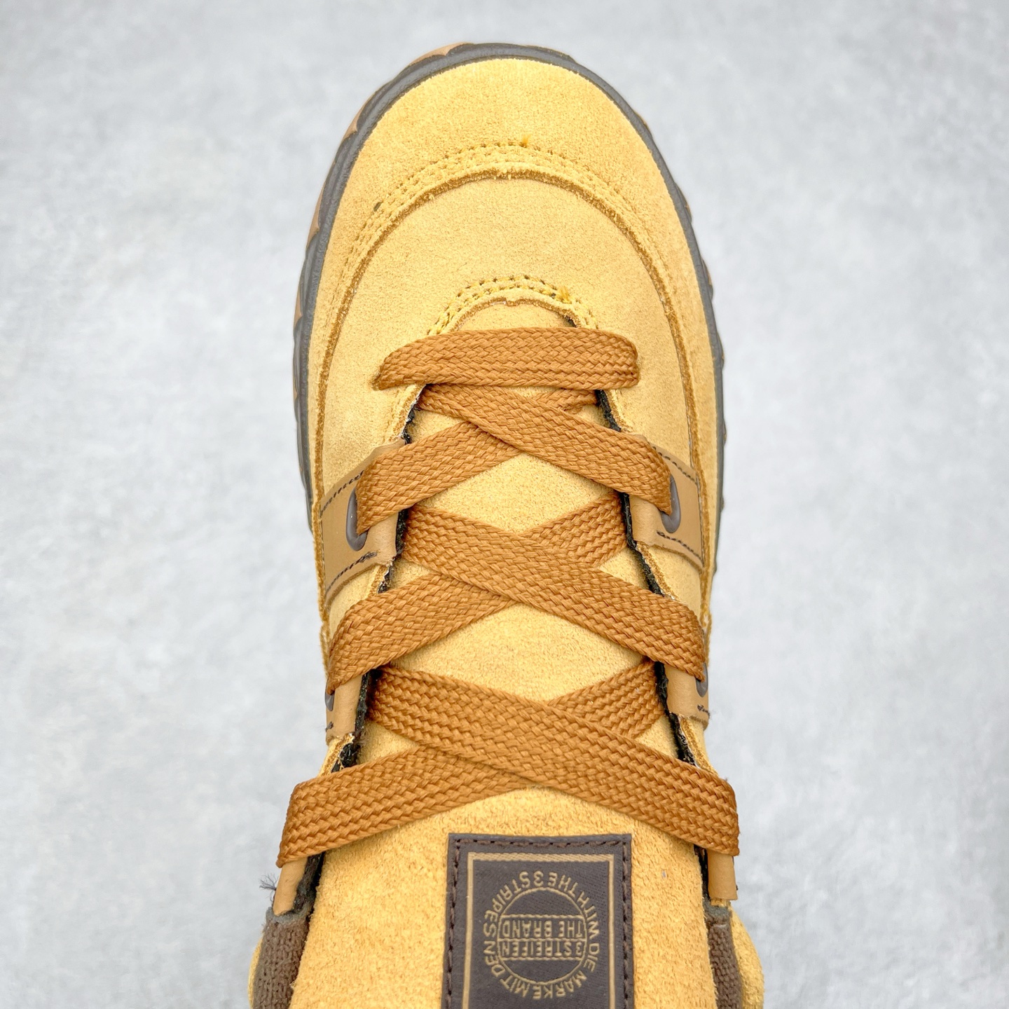 图片[4]-＃C版纯原 AD Originals Campus 00s 学院系列面包风经典复古低帮百搭休闲运动板鞋 JR8035 原鞋开发 正确版型 市面唯一全鞋采用原厂头层SD皮料 正确宽版鞋盒 清洁度完美 诠释最高工艺 这次 Originals 选择了以经典复古鞋型 Campus 为蓝本打造全新面包鞋 这款鞋型联名不断 冠希当年对它更是钟爱有加 论牌面丝毫不输贝壳头、Forum 等大热鞋型 这次 Campus 一改 80 年代的瘦长造型 鞋舌、鞋身、鞋底甚至细节都变大了 营造出千禧年前后流行的面包鞋宽大廓形 因此鞋名改为 Campus 00s 鞋身采用绒面皮料搭配白色常规皮革 质感上还是延续了经典 Campus 的设计 鞋舌填充更加饱满 让鞋款整体看起来更加圆润 搭配上这款浅蓝配色 「蓝胖子」造型真的很可爱 鞋舌还加入了与以往 Campus 不同的全新三叶草 Logo 令造型更具千禧气息 鞋带也采用了加宽的设计 如果你不喜欢 这次还附送了传统鞋带可以替换 鞋底采用了米黄做旧设计 凸显鞋款的复古年代感 除了清新可人的浅蓝配色 还有一款酷灰配色 造型更加硬朗复古 而且相比浅蓝配色更加耐脏 尺码：36 36⅔ 37⅓ 38 38⅔ 39⅓ 40 40⅔ 41⅓ 42 42⅔ 43⅓ 44 44 ⅓ 45-选品中心