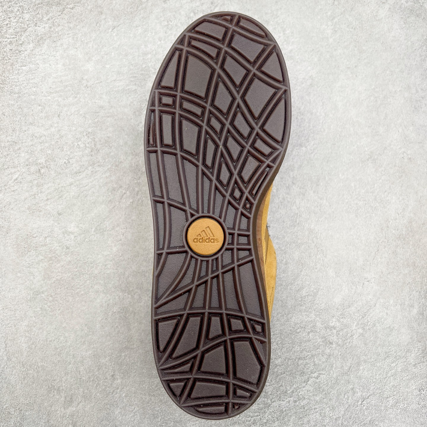 图片[9]-＃C版纯原 AD Originals Campus 00s 学院系列面包风经典复古低帮百搭休闲运动板鞋 JR8035 原鞋开发 正确版型 市面唯一全鞋采用原厂头层SD皮料 正确宽版鞋盒 清洁度完美 诠释最高工艺 这次 Originals 选择了以经典复古鞋型 Campus 为蓝本打造全新面包鞋 这款鞋型联名不断 冠希当年对它更是钟爱有加 论牌面丝毫不输贝壳头、Forum 等大热鞋型 这次 Campus 一改 80 年代的瘦长造型 鞋舌、鞋身、鞋底甚至细节都变大了 营造出千禧年前后流行的面包鞋宽大廓形 因此鞋名改为 Campus 00s 鞋身采用绒面皮料搭配白色常规皮革 质感上还是延续了经典 Campus 的设计 鞋舌填充更加饱满 让鞋款整体看起来更加圆润 搭配上这款浅蓝配色 「蓝胖子」造型真的很可爱 鞋舌还加入了与以往 Campus 不同的全新三叶草 Logo 令造型更具千禧气息 鞋带也采用了加宽的设计 如果你不喜欢 这次还附送了传统鞋带可以替换 鞋底采用了米黄做旧设计 凸显鞋款的复古年代感 除了清新可人的浅蓝配色 还有一款酷灰配色 造型更加硬朗复古 而且相比浅蓝配色更加耐脏 尺码：36 36⅔ 37⅓ 38 38⅔ 39⅓ 40 40⅔ 41⅓ 42 42⅔ 43⅓ 44 44 ⅓ 45-选品中心