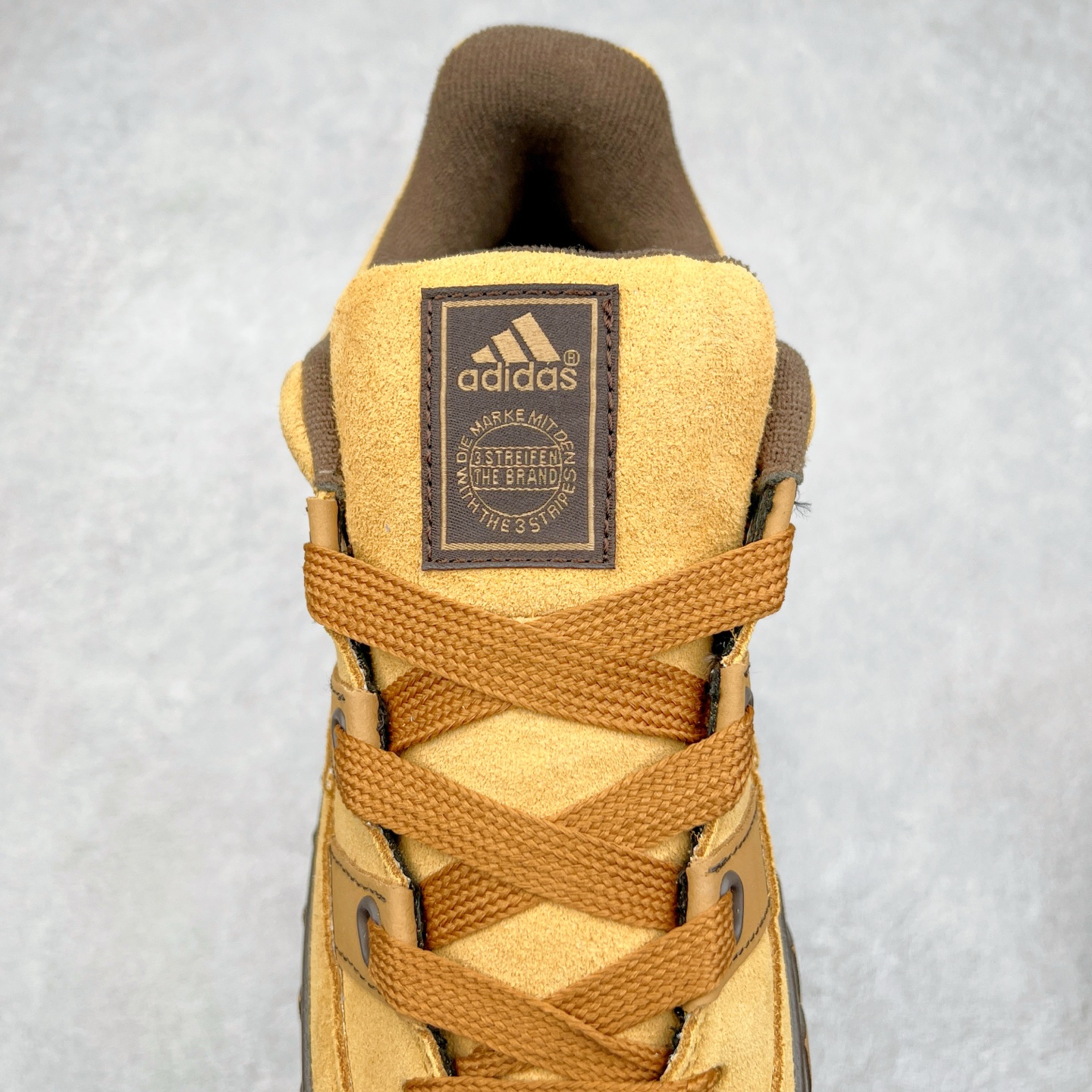 图片[5]-＃C版纯原 AD Originals Campus 00s 学院系列面包风经典复古低帮百搭休闲运动板鞋 JR8035 原鞋开发 正确版型 市面唯一全鞋采用原厂头层SD皮料 正确宽版鞋盒 清洁度完美 诠释最高工艺 这次 Originals 选择了以经典复古鞋型 Campus 为蓝本打造全新面包鞋 这款鞋型联名不断 冠希当年对它更是钟爱有加 论牌面丝毫不输贝壳头、Forum 等大热鞋型 这次 Campus 一改 80 年代的瘦长造型 鞋舌、鞋身、鞋底甚至细节都变大了 营造出千禧年前后流行的面包鞋宽大廓形 因此鞋名改为 Campus 00s 鞋身采用绒面皮料搭配白色常规皮革 质感上还是延续了经典 Campus 的设计 鞋舌填充更加饱满 让鞋款整体看起来更加圆润 搭配上这款浅蓝配色 「蓝胖子」造型真的很可爱 鞋舌还加入了与以往 Campus 不同的全新三叶草 Logo 令造型更具千禧气息 鞋带也采用了加宽的设计 如果你不喜欢 这次还附送了传统鞋带可以替换 鞋底采用了米黄做旧设计 凸显鞋款的复古年代感 除了清新可人的浅蓝配色 还有一款酷灰配色 造型更加硬朗复古 而且相比浅蓝配色更加耐脏 尺码：36 36⅔ 37⅓ 38 38⅔ 39⅓ 40 40⅔ 41⅓ 42 42⅔ 43⅓ 44 44 ⅓ 45-选品中心