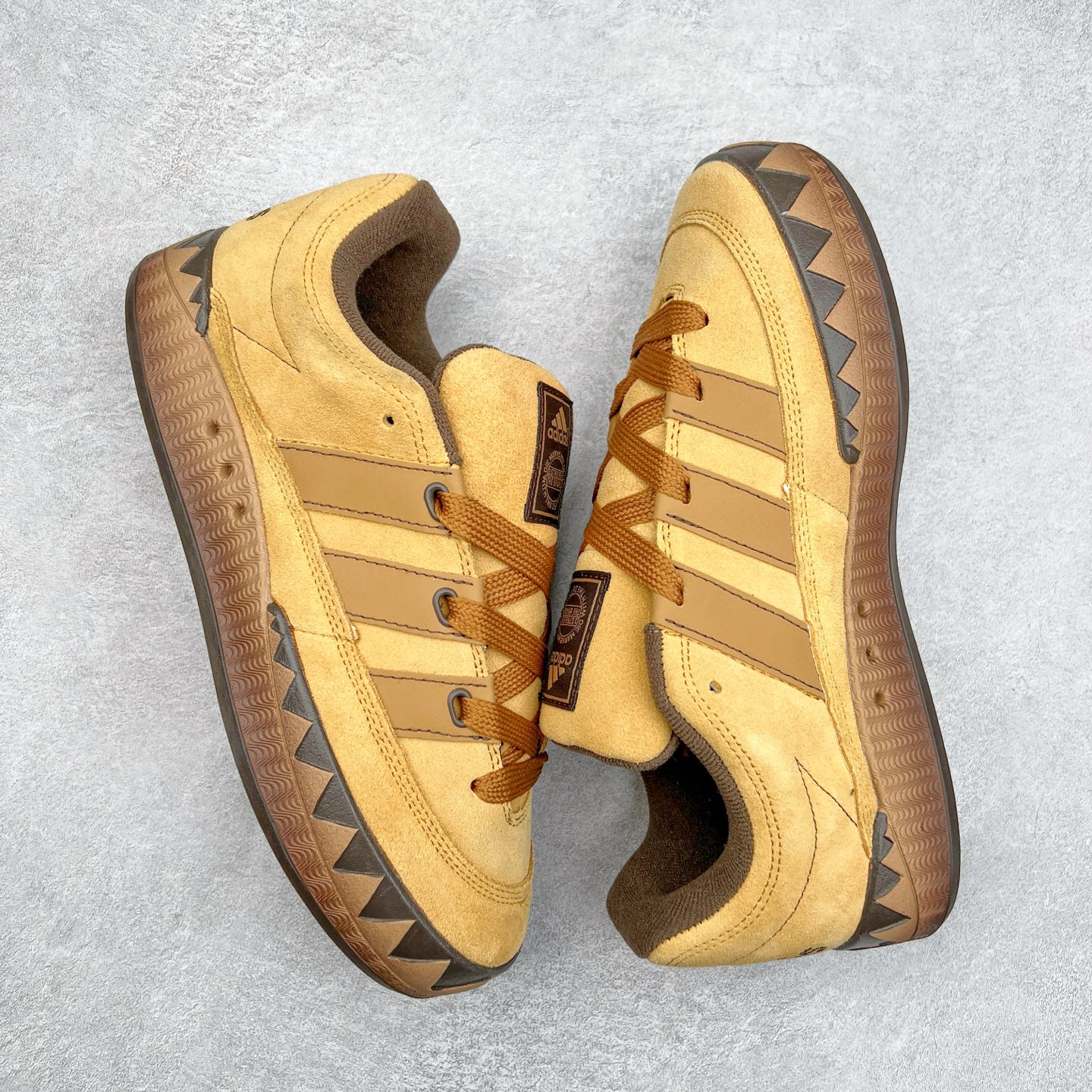 图片[3]-＃C版纯原 AD Originals Campus 00s 学院系列面包风经典复古低帮百搭休闲运动板鞋 JR8035 原鞋开发 正确版型 市面唯一全鞋采用原厂头层SD皮料 正确宽版鞋盒 清洁度完美 诠释最高工艺 这次 Originals 选择了以经典复古鞋型 Campus 为蓝本打造全新面包鞋 这款鞋型联名不断 冠希当年对它更是钟爱有加 论牌面丝毫不输贝壳头、Forum 等大热鞋型 这次 Campus 一改 80 年代的瘦长造型 鞋舌、鞋身、鞋底甚至细节都变大了 营造出千禧年前后流行的面包鞋宽大廓形 因此鞋名改为 Campus 00s 鞋身采用绒面皮料搭配白色常规皮革 质感上还是延续了经典 Campus 的设计 鞋舌填充更加饱满 让鞋款整体看起来更加圆润 搭配上这款浅蓝配色 「蓝胖子」造型真的很可爱 鞋舌还加入了与以往 Campus 不同的全新三叶草 Logo 令造型更具千禧气息 鞋带也采用了加宽的设计 如果你不喜欢 这次还附送了传统鞋带可以替换 鞋底采用了米黄做旧设计 凸显鞋款的复古年代感 除了清新可人的浅蓝配色 还有一款酷灰配色 造型更加硬朗复古 而且相比浅蓝配色更加耐脏 尺码：36 36⅔ 37⅓ 38 38⅔ 39⅓ 40 40⅔ 41⅓ 42 42⅔ 43⅓ 44 44 ⅓ 45-选品中心