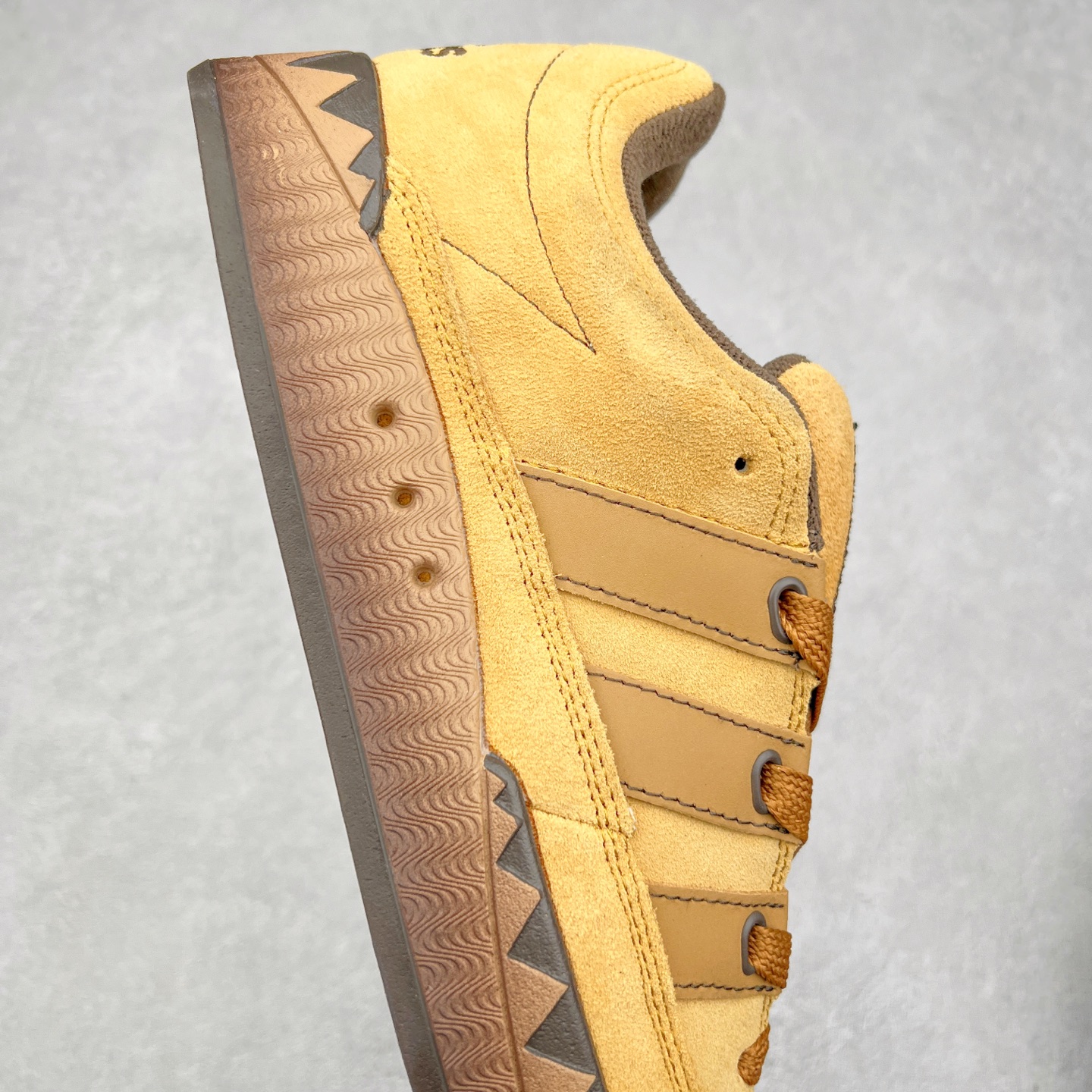 图片[6]-＃C版纯原 AD Originals Campus 00s 学院系列面包风经典复古低帮百搭休闲运动板鞋 JR8035 原鞋开发 正确版型 市面唯一全鞋采用原厂头层SD皮料 正确宽版鞋盒 清洁度完美 诠释最高工艺 这次 Originals 选择了以经典复古鞋型 Campus 为蓝本打造全新面包鞋 这款鞋型联名不断 冠希当年对它更是钟爱有加 论牌面丝毫不输贝壳头、Forum 等大热鞋型 这次 Campus 一改 80 年代的瘦长造型 鞋舌、鞋身、鞋底甚至细节都变大了 营造出千禧年前后流行的面包鞋宽大廓形 因此鞋名改为 Campus 00s 鞋身采用绒面皮料搭配白色常规皮革 质感上还是延续了经典 Campus 的设计 鞋舌填充更加饱满 让鞋款整体看起来更加圆润 搭配上这款浅蓝配色 「蓝胖子」造型真的很可爱 鞋舌还加入了与以往 Campus 不同的全新三叶草 Logo 令造型更具千禧气息 鞋带也采用了加宽的设计 如果你不喜欢 这次还附送了传统鞋带可以替换 鞋底采用了米黄做旧设计 凸显鞋款的复古年代感 除了清新可人的浅蓝配色 还有一款酷灰配色 造型更加硬朗复古 而且相比浅蓝配色更加耐脏 尺码：36 36⅔ 37⅓ 38 38⅔ 39⅓ 40 40⅔ 41⅓ 42 42⅔ 43⅓ 44 44 ⅓ 45-选品中心