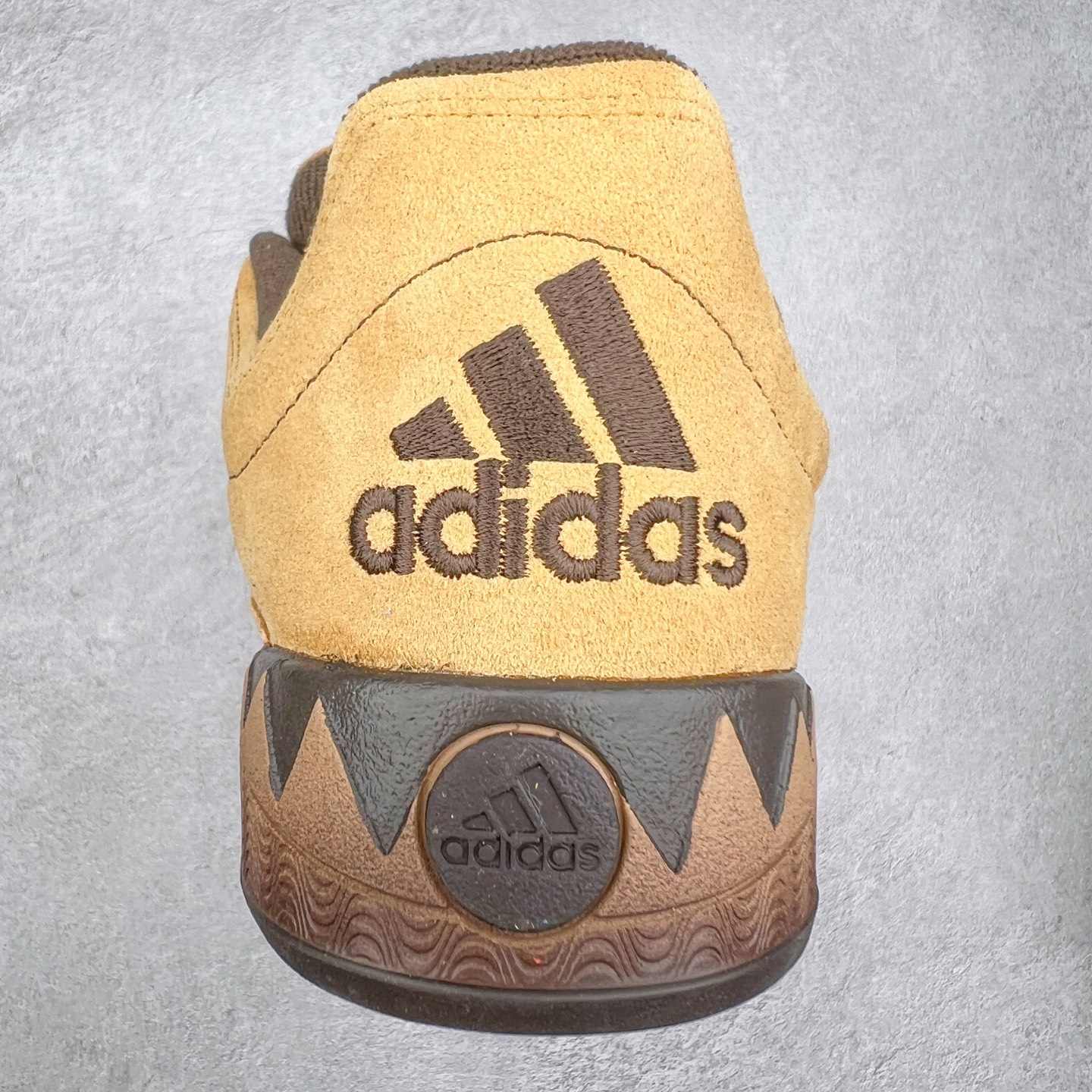 图片[8]-＃C版纯原 AD Originals Campus 00s 学院系列面包风经典复古低帮百搭休闲运动板鞋 JR8035 原鞋开发 正确版型 市面唯一全鞋采用原厂头层SD皮料 正确宽版鞋盒 清洁度完美 诠释最高工艺 这次 Originals 选择了以经典复古鞋型 Campus 为蓝本打造全新面包鞋 这款鞋型联名不断 冠希当年对它更是钟爱有加 论牌面丝毫不输贝壳头、Forum 等大热鞋型 这次 Campus 一改 80 年代的瘦长造型 鞋舌、鞋身、鞋底甚至细节都变大了 营造出千禧年前后流行的面包鞋宽大廓形 因此鞋名改为 Campus 00s 鞋身采用绒面皮料搭配白色常规皮革 质感上还是延续了经典 Campus 的设计 鞋舌填充更加饱满 让鞋款整体看起来更加圆润 搭配上这款浅蓝配色 「蓝胖子」造型真的很可爱 鞋舌还加入了与以往 Campus 不同的全新三叶草 Logo 令造型更具千禧气息 鞋带也采用了加宽的设计 如果你不喜欢 这次还附送了传统鞋带可以替换 鞋底采用了米黄做旧设计 凸显鞋款的复古年代感 除了清新可人的浅蓝配色 还有一款酷灰配色 造型更加硬朗复古 而且相比浅蓝配色更加耐脏 尺码：36 36⅔ 37⅓ 38 38⅔ 39⅓ 40 40⅔ 41⅓ 42 42⅔ 43⅓ 44 44 ⅓ 45-选品中心