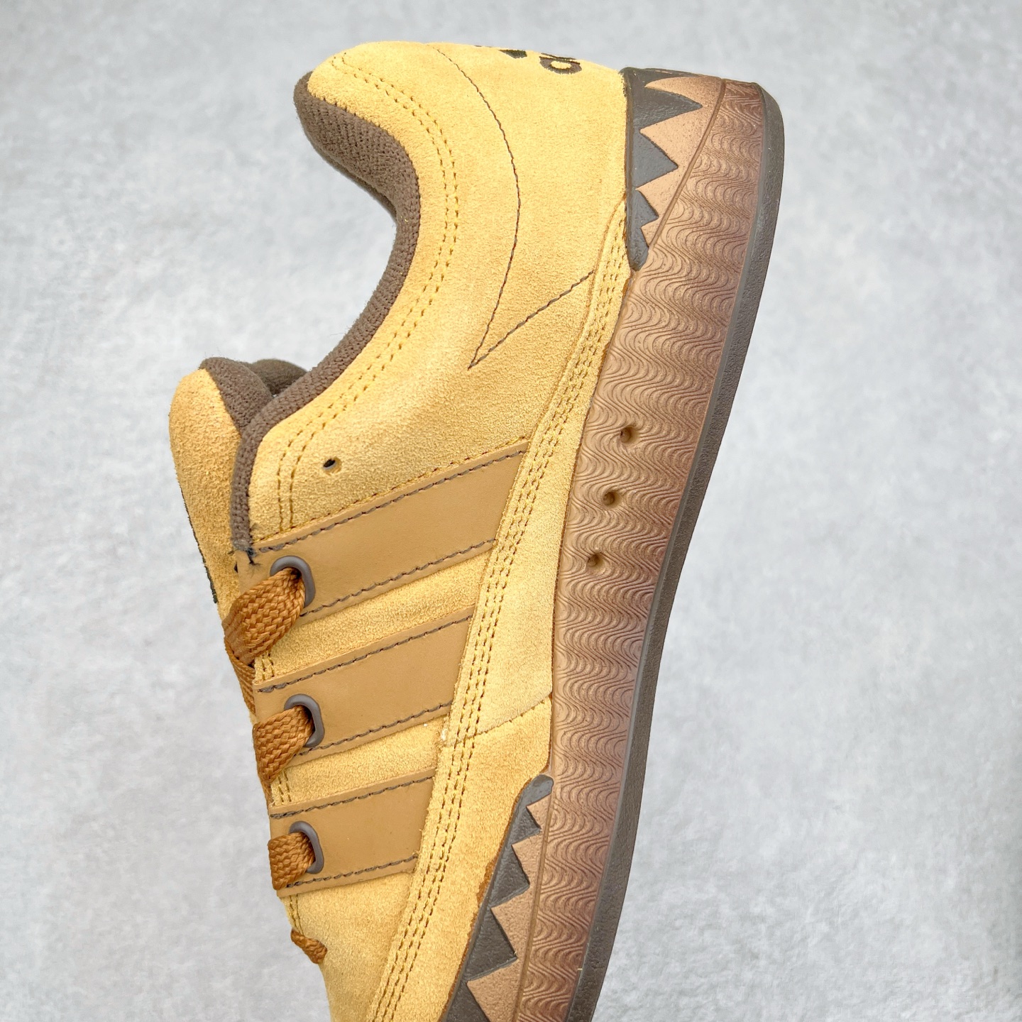 图片[7]-＃C版纯原 AD Originals Campus 00s 学院系列面包风经典复古低帮百搭休闲运动板鞋 JR8035 原鞋开发 正确版型 市面唯一全鞋采用原厂头层SD皮料 正确宽版鞋盒 清洁度完美 诠释最高工艺 这次 Originals 选择了以经典复古鞋型 Campus 为蓝本打造全新面包鞋 这款鞋型联名不断 冠希当年对它更是钟爱有加 论牌面丝毫不输贝壳头、Forum 等大热鞋型 这次 Campus 一改 80 年代的瘦长造型 鞋舌、鞋身、鞋底甚至细节都变大了 营造出千禧年前后流行的面包鞋宽大廓形 因此鞋名改为 Campus 00s 鞋身采用绒面皮料搭配白色常规皮革 质感上还是延续了经典 Campus 的设计 鞋舌填充更加饱满 让鞋款整体看起来更加圆润 搭配上这款浅蓝配色 「蓝胖子」造型真的很可爱 鞋舌还加入了与以往 Campus 不同的全新三叶草 Logo 令造型更具千禧气息 鞋带也采用了加宽的设计 如果你不喜欢 这次还附送了传统鞋带可以替换 鞋底采用了米黄做旧设计 凸显鞋款的复古年代感 除了清新可人的浅蓝配色 还有一款酷灰配色 造型更加硬朗复古 而且相比浅蓝配色更加耐脏 尺码：36 36⅔ 37⅓ 38 38⅔ 39⅓ 40 40⅔ 41⅓ 42 42⅔ 43⅓ 44 44 ⅓ 45-选品中心