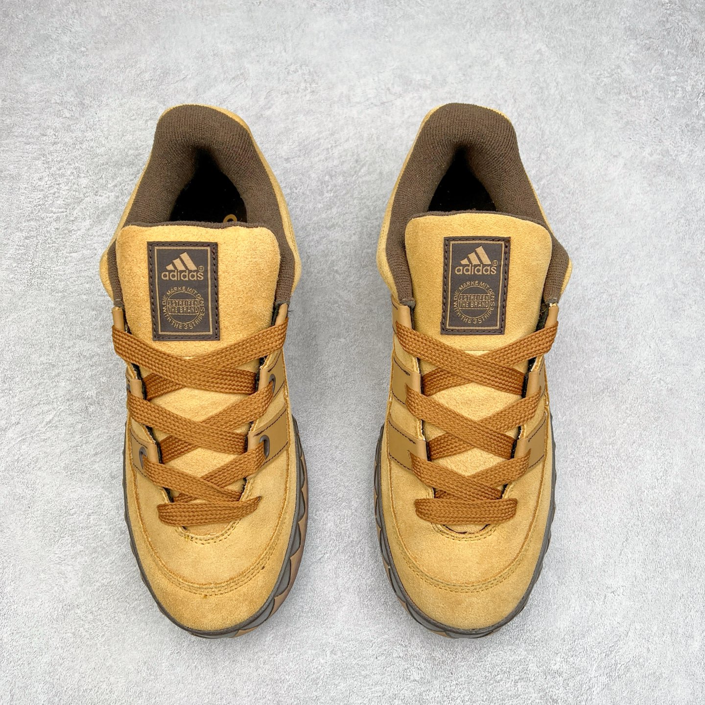 图片[2]-＃C版纯原 AD Originals Campus 00s 学院系列面包风经典复古低帮百搭休闲运动板鞋 JR8035 原鞋开发 正确版型 市面唯一全鞋采用原厂头层SD皮料 正确宽版鞋盒 清洁度完美 诠释最高工艺 这次 Originals 选择了以经典复古鞋型 Campus 为蓝本打造全新面包鞋 这款鞋型联名不断 冠希当年对它更是钟爱有加 论牌面丝毫不输贝壳头、Forum 等大热鞋型 这次 Campus 一改 80 年代的瘦长造型 鞋舌、鞋身、鞋底甚至细节都变大了 营造出千禧年前后流行的面包鞋宽大廓形 因此鞋名改为 Campus 00s 鞋身采用绒面皮料搭配白色常规皮革 质感上还是延续了经典 Campus 的设计 鞋舌填充更加饱满 让鞋款整体看起来更加圆润 搭配上这款浅蓝配色 「蓝胖子」造型真的很可爱 鞋舌还加入了与以往 Campus 不同的全新三叶草 Logo 令造型更具千禧气息 鞋带也采用了加宽的设计 如果你不喜欢 这次还附送了传统鞋带可以替换 鞋底采用了米黄做旧设计 凸显鞋款的复古年代感 除了清新可人的浅蓝配色 还有一款酷灰配色 造型更加硬朗复古 而且相比浅蓝配色更加耐脏 尺码：36 36⅔ 37⅓ 38 38⅔ 39⅓ 40 40⅔ 41⅓ 42 42⅔ 43⅓ 44 44 ⅓ 45-选品中心