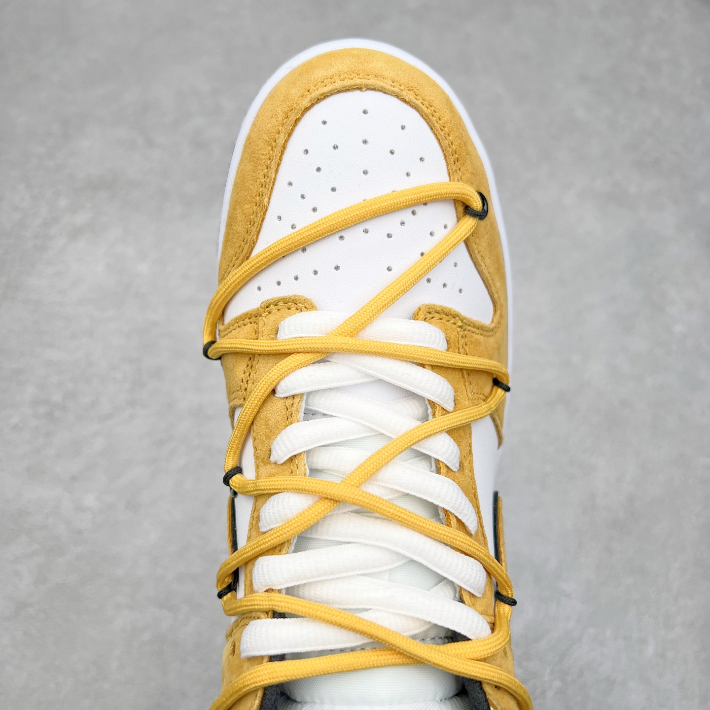 图片[4]-NK Dunk Low 定制配色 CT0856-105 大厂出品 极力推荐 原装头层材料 独家版型蒸餾加工帶來的是更好的视觉和脚感体验大厂纯原品质出货 清洁度 电绣工艺 皮料切割干净无任何毛边 细节完美 实拍调校N版已经零色差零失真 百分百还原实物色彩所见即所得 不存在货不对板色差等低级问题 选购参考实物拍摄 不混卖不参货 只用心做好货严格选品 承诺混一赔十 尺码：36 36.5 37.5 38 38.5 39 40 40.5 41 42 42.5 43 44 44.5 45-选品中心