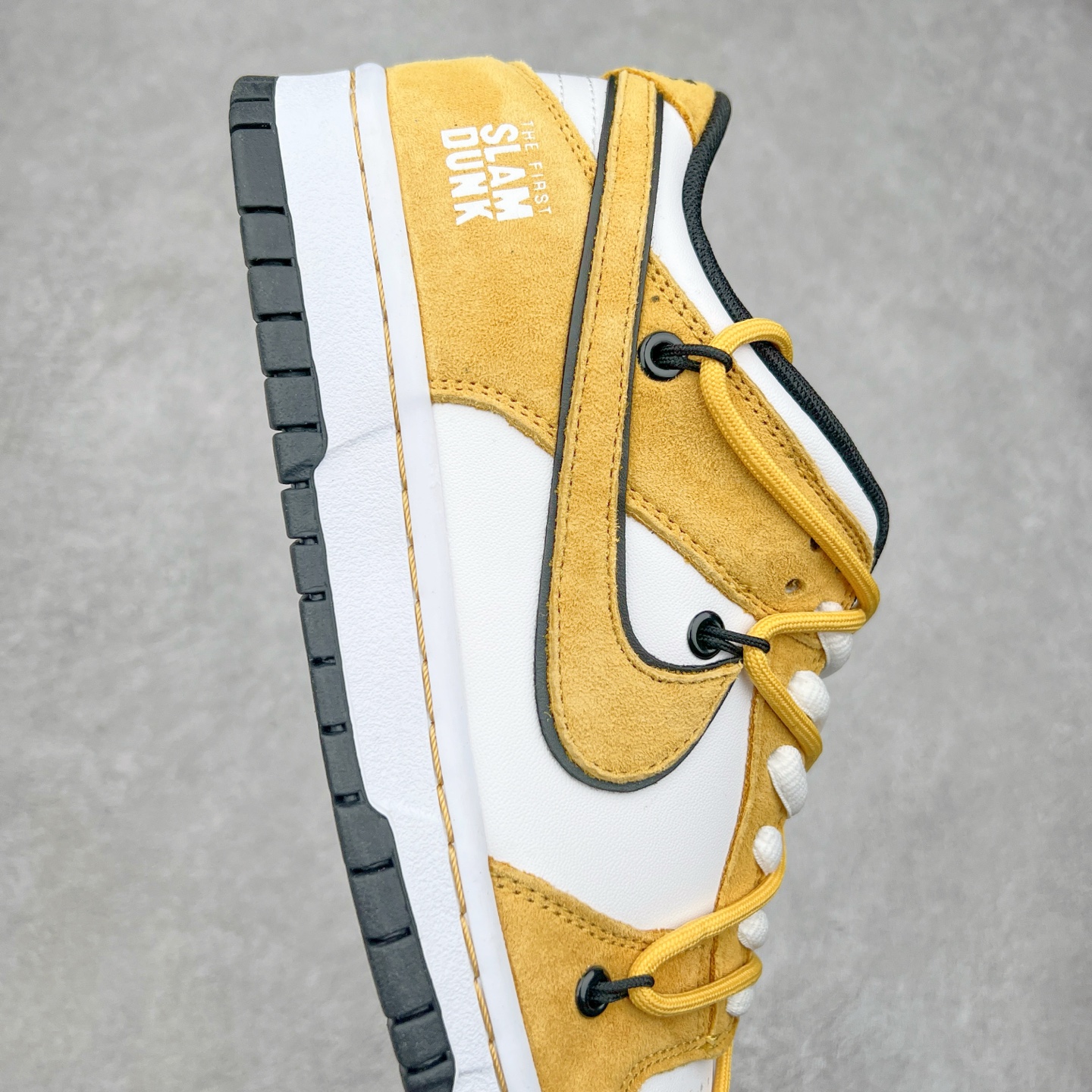 图片[6]-NK Dunk Low 定制配色 CT0856-105 大厂出品 极力推荐 原装头层材料 独家版型蒸餾加工帶來的是更好的视觉和脚感体验大厂纯原品质出货 清洁度 电绣工艺 皮料切割干净无任何毛边 细节完美 实拍调校N版已经零色差零失真 百分百还原实物色彩所见即所得 不存在货不对板色差等低级问题 选购参考实物拍摄 不混卖不参货 只用心做好货严格选品 承诺混一赔十 尺码：36 36.5 37.5 38 38.5 39 40 40.5 41 42 42.5 43 44 44.5 45-选品中心