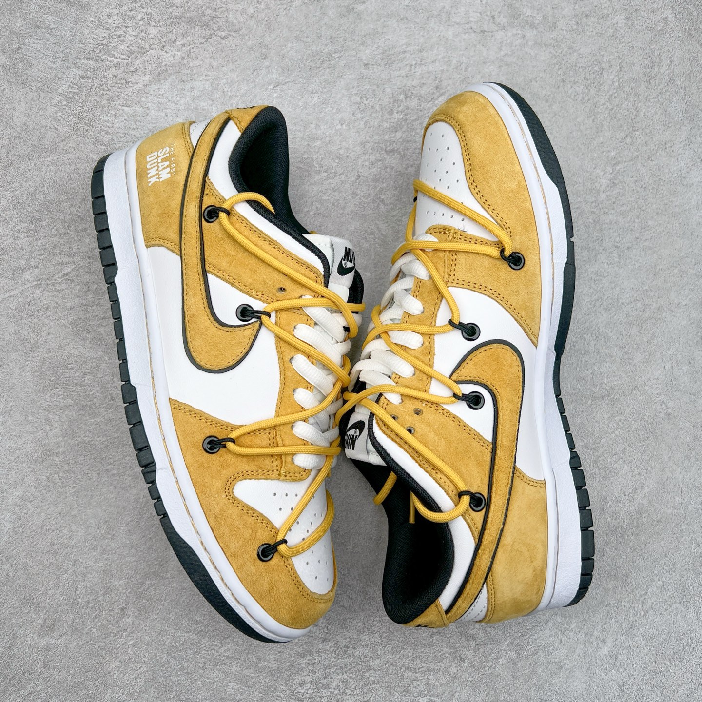 图片[3]-NK Dunk Low 定制配色 CT0856-105 大厂出品 极力推荐 原装头层材料 独家版型蒸餾加工帶來的是更好的视觉和脚感体验大厂纯原品质出货 清洁度 电绣工艺 皮料切割干净无任何毛边 细节完美 实拍调校N版已经零色差零失真 百分百还原实物色彩所见即所得 不存在货不对板色差等低级问题 选购参考实物拍摄 不混卖不参货 只用心做好货严格选品 承诺混一赔十 尺码：36 36.5 37.5 38 38.5 39 40 40.5 41 42 42.5 43 44 44.5 45-选品中心