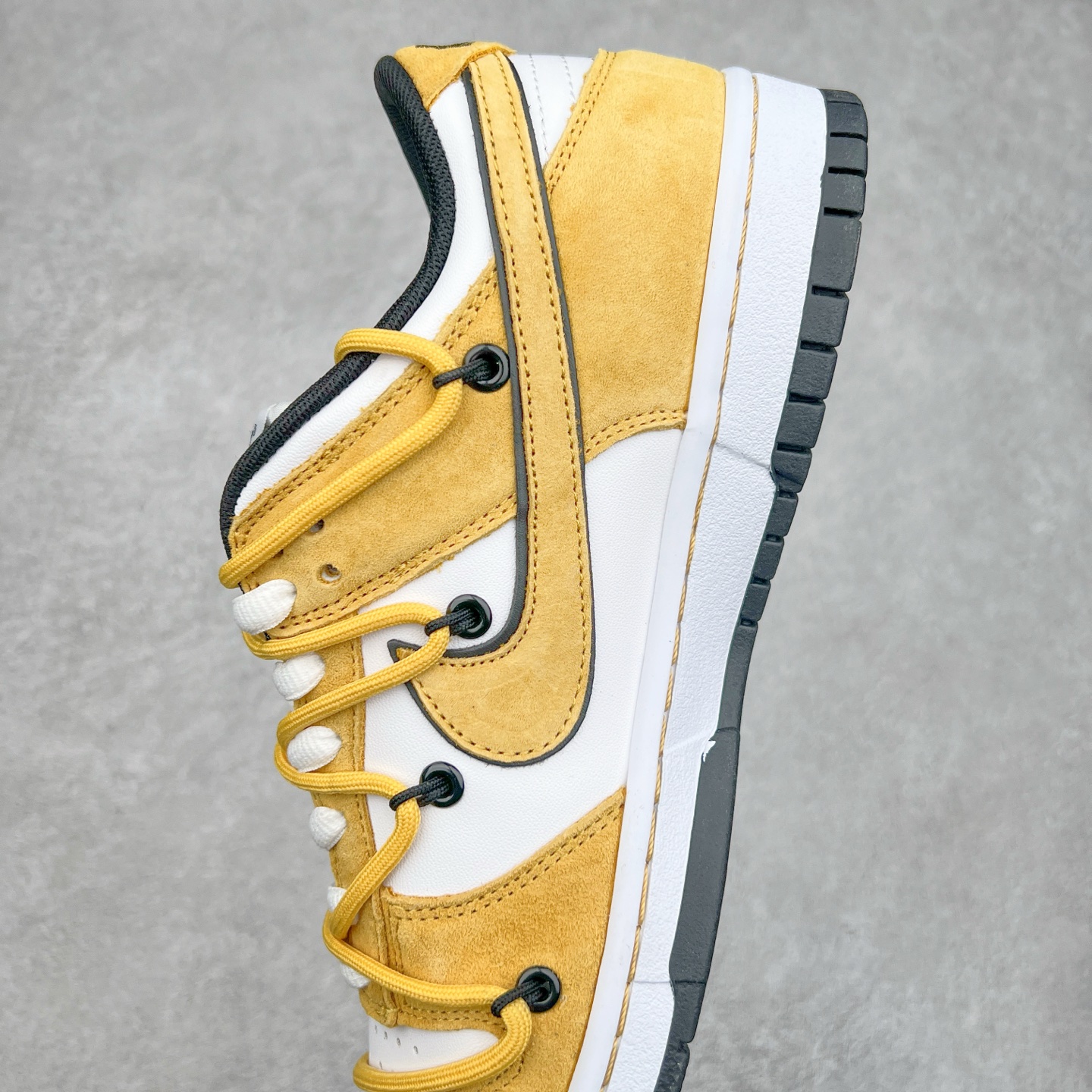 图片[7]-NK Dunk Low 定制配色 CT0856-105 大厂出品 极力推荐 原装头层材料 独家版型蒸餾加工帶來的是更好的视觉和脚感体验大厂纯原品质出货 清洁度 电绣工艺 皮料切割干净无任何毛边 细节完美 实拍调校N版已经零色差零失真 百分百还原实物色彩所见即所得 不存在货不对板色差等低级问题 选购参考实物拍摄 不混卖不参货 只用心做好货严格选品 承诺混一赔十 尺码：36 36.5 37.5 38 38.5 39 40 40.5 41 42 42.5 43 44 44.5 45-选品中心