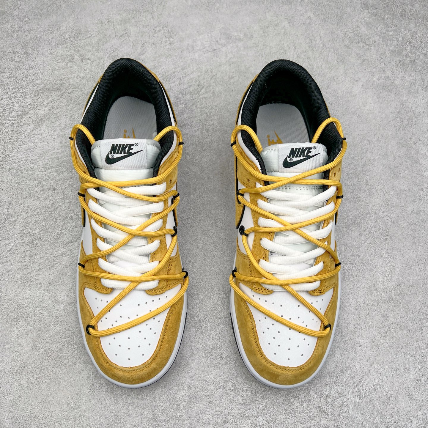 图片[2]-NK Dunk Low 定制配色 CT0856-105 大厂出品 极力推荐 原装头层材料 独家版型蒸餾加工帶來的是更好的视觉和脚感体验大厂纯原品质出货 清洁度 电绣工艺 皮料切割干净无任何毛边 细节完美 实拍调校N版已经零色差零失真 百分百还原实物色彩所见即所得 不存在货不对板色差等低级问题 选购参考实物拍摄 不混卖不参货 只用心做好货严格选品 承诺混一赔十 尺码：36 36.5 37.5 38 38.5 39 40 40.5 41 42 42.5 43 44 44.5 45-选品中心