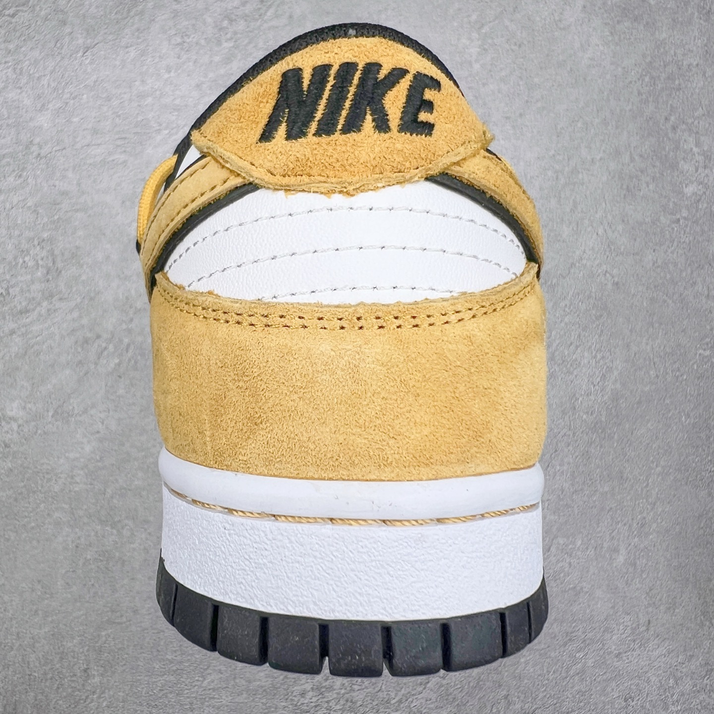 图片[8]-NK Dunk Low 定制配色 CT0856-105 大厂出品 极力推荐 原装头层材料 独家版型蒸餾加工帶來的是更好的视觉和脚感体验大厂纯原品质出货 清洁度 电绣工艺 皮料切割干净无任何毛边 细节完美 实拍调校N版已经零色差零失真 百分百还原实物色彩所见即所得 不存在货不对板色差等低级问题 选购参考实物拍摄 不混卖不参货 只用心做好货严格选品 承诺混一赔十 尺码：36 36.5 37.5 38 38.5 39 40 40.5 41 42 42.5 43 44 44.5 45-选品中心