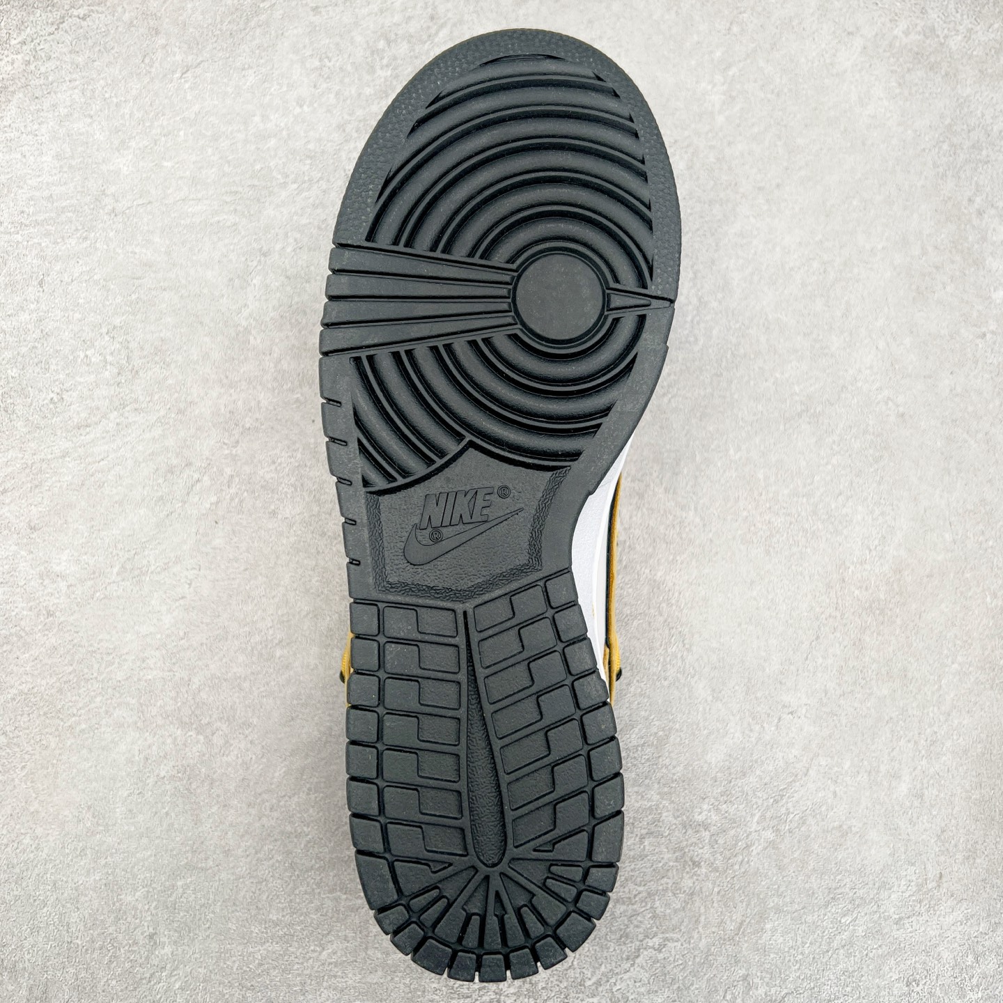 图片[9]-NK Dunk Low 定制配色 CT0856-105 大厂出品 极力推荐 原装头层材料 独家版型蒸餾加工帶來的是更好的视觉和脚感体验大厂纯原品质出货 清洁度 电绣工艺 皮料切割干净无任何毛边 细节完美 实拍调校N版已经零色差零失真 百分百还原实物色彩所见即所得 不存在货不对板色差等低级问题 选购参考实物拍摄 不混卖不参货 只用心做好货严格选品 承诺混一赔十 尺码：36 36.5 37.5 38 38.5 39 40 40.5 41 42 42.5 43 44 44.5 45-选品中心