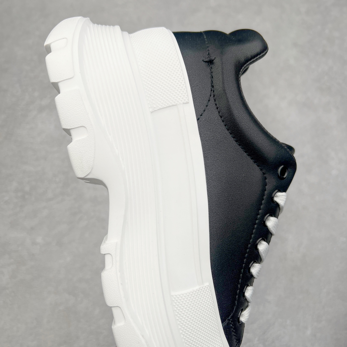 图片[6]-Alexander McQueen 亚历山大麦昆小白鞋全套专柜包装物及配件(附送快递加固牛皮纸盒)右脚鞋面嵌入核心防伪芯片装置,秒杀市面文案版本 支持NFC原码独立扫描 采用丝绸硬质头层小牛皮鞋面材质 内外超软小羊皮贴脚透气及超软PU脚感乳胶物料鞋 外置原抽真空高密度增高底 白色光滑牛皮革系带运动鞋，圆头设计，鞋跟点缀黑色绒面革细节。搭配宽扁鞋带，鞋舌和后帮饰有 Alexander McQueen 品牌标志。阔型橡胶鞋底。运动鞋另配一副鞋带材料 100% 小牛皮 所有细节与原版一致 尺码：35 36 37 38 39 40 41 42 43 44 45-选品中心