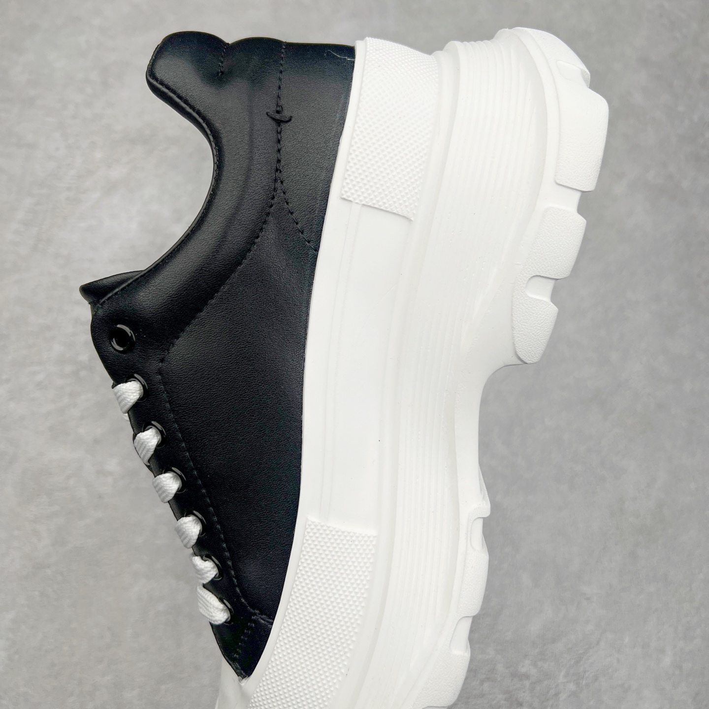 图片[7]-Alexander McQueen 亚历山大麦昆小白鞋全套专柜包装物及配件(附送快递加固牛皮纸盒)右脚鞋面嵌入核心防伪芯片装置,秒杀市面文案版本 支持NFC原码独立扫描 采用丝绸硬质头层小牛皮鞋面材质 内外超软小羊皮贴脚透气及超软PU脚感乳胶物料鞋 外置原抽真空高密度增高底 白色光滑牛皮革系带运动鞋，圆头设计，鞋跟点缀黑色绒面革细节。搭配宽扁鞋带，鞋舌和后帮饰有 Alexander McQueen 品牌标志。阔型橡胶鞋底。运动鞋另配一副鞋带材料 100% 小牛皮 所有细节与原版一致 尺码：35 36 37 38 39 40 41 42 43 44 45-选品中心