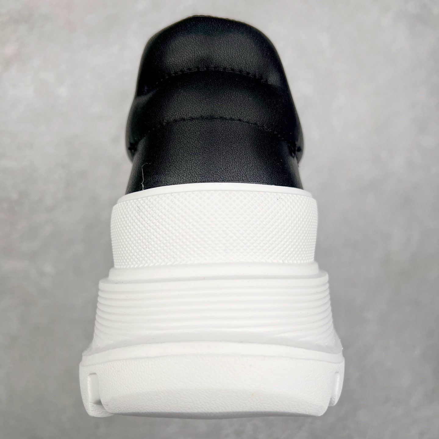 图片[8]-Alexander McQueen 亚历山大麦昆小白鞋全套专柜包装物及配件(附送快递加固牛皮纸盒)右脚鞋面嵌入核心防伪芯片装置,秒杀市面文案版本 支持NFC原码独立扫描 采用丝绸硬质头层小牛皮鞋面材质 内外超软小羊皮贴脚透气及超软PU脚感乳胶物料鞋 外置原抽真空高密度增高底 白色光滑牛皮革系带运动鞋，圆头设计，鞋跟点缀黑色绒面革细节。搭配宽扁鞋带，鞋舌和后帮饰有 Alexander McQueen 品牌标志。阔型橡胶鞋底。运动鞋另配一副鞋带材料 100% 小牛皮 所有细节与原版一致 尺码：35 36 37 38 39 40 41 42 43 44 45-选品中心