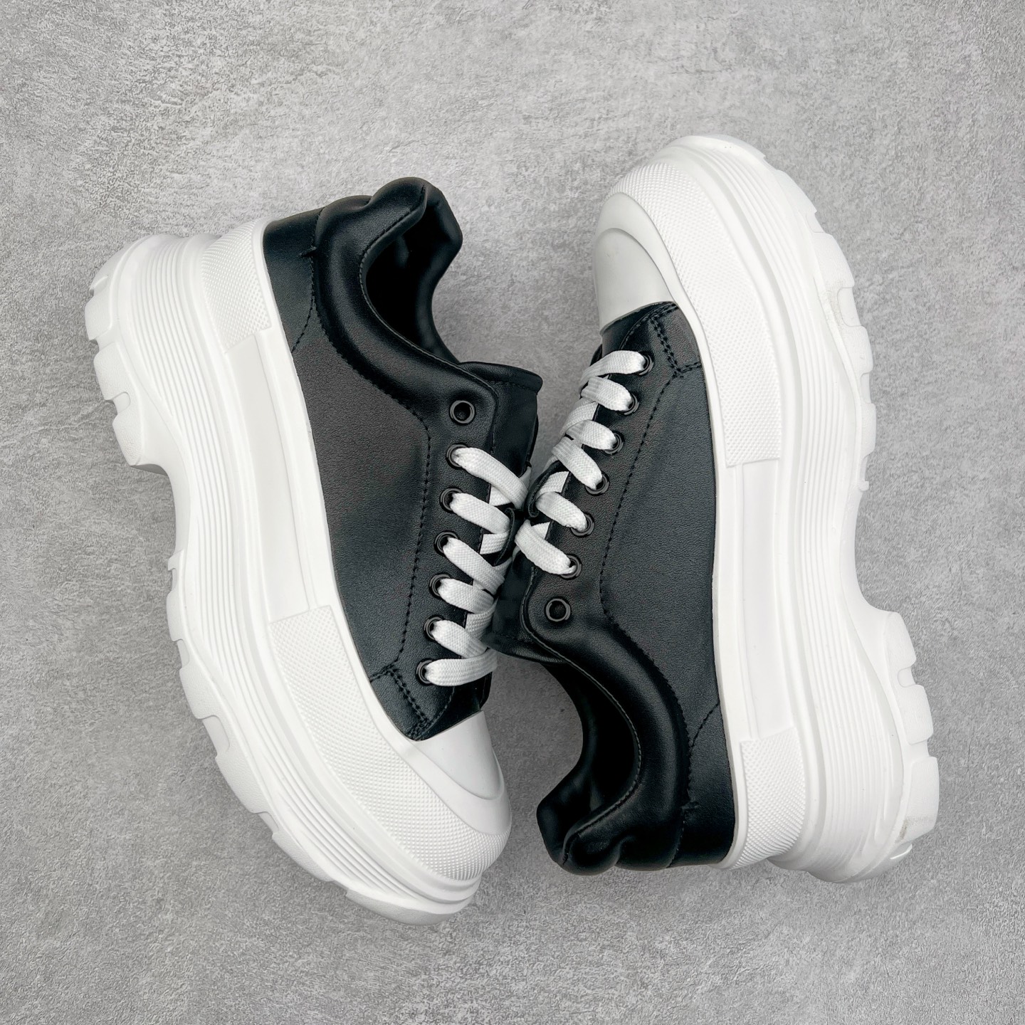 图片[3]-Alexander McQueen 亚历山大麦昆小白鞋全套专柜包装物及配件(附送快递加固牛皮纸盒)右脚鞋面嵌入核心防伪芯片装置,秒杀市面文案版本 支持NFC原码独立扫描 采用丝绸硬质头层小牛皮鞋面材质 内外超软小羊皮贴脚透气及超软PU脚感乳胶物料鞋 外置原抽真空高密度增高底 白色光滑牛皮革系带运动鞋，圆头设计，鞋跟点缀黑色绒面革细节。搭配宽扁鞋带，鞋舌和后帮饰有 Alexander McQueen 品牌标志。阔型橡胶鞋底。运动鞋另配一副鞋带材料 100% 小牛皮 所有细节与原版一致 尺码：35 36 37 38 39 40 41 42 43 44 45-选品中心