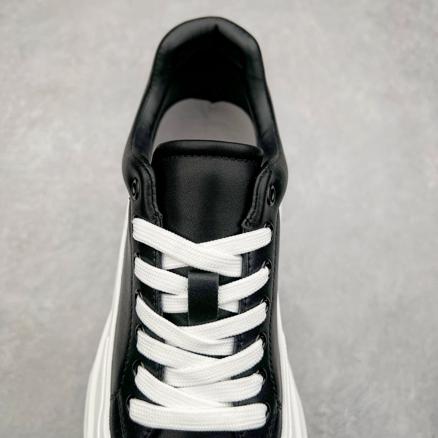 图片[5]-Alexander McQueen 亚历山大麦昆小白鞋全套专柜包装物及配件(附送快递加固牛皮纸盒)右脚鞋面嵌入核心防伪芯片装置,秒杀市面文案版本 支持NFC原码独立扫描 采用丝绸硬质头层小牛皮鞋面材质 内外超软小羊皮贴脚透气及超软PU脚感乳胶物料鞋 外置原抽真空高密度增高底 白色光滑牛皮革系带运动鞋，圆头设计，鞋跟点缀黑色绒面革细节。搭配宽扁鞋带，鞋舌和后帮饰有 Alexander McQueen 品牌标志。阔型橡胶鞋底。运动鞋另配一副鞋带材料 100% 小牛皮 所有细节与原版一致 尺码：35 36 37 38 39 40 41 42 43 44 45-选品中心