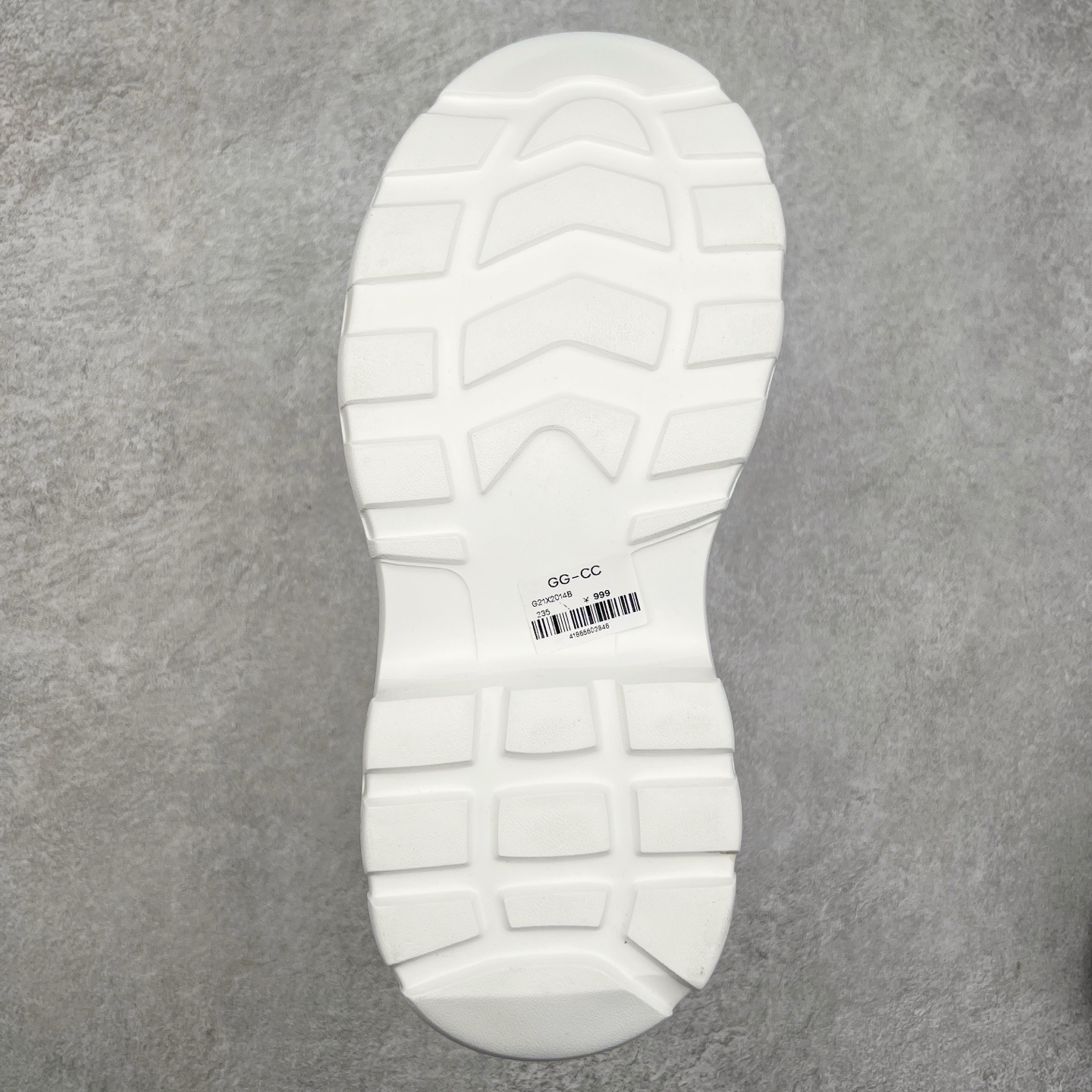 图片[9]-Alexander McQueen 亚历山大麦昆小白鞋全套专柜包装物及配件(附送快递加固牛皮纸盒)右脚鞋面嵌入核心防伪芯片装置,秒杀市面文案版本 支持NFC原码独立扫描 采用丝绸硬质头层小牛皮鞋面材质 内外超软小羊皮贴脚透气及超软PU脚感乳胶物料鞋 外置原抽真空高密度增高底 白色光滑牛皮革系带运动鞋，圆头设计，鞋跟点缀黑色绒面革细节。搭配宽扁鞋带，鞋舌和后帮饰有 Alexander McQueen 品牌标志。阔型橡胶鞋底。运动鞋另配一副鞋带材料 100% 小牛皮 所有细节与原版一致 尺码：35 36 37 38 39 40 41 42 43 44 45-选品中心