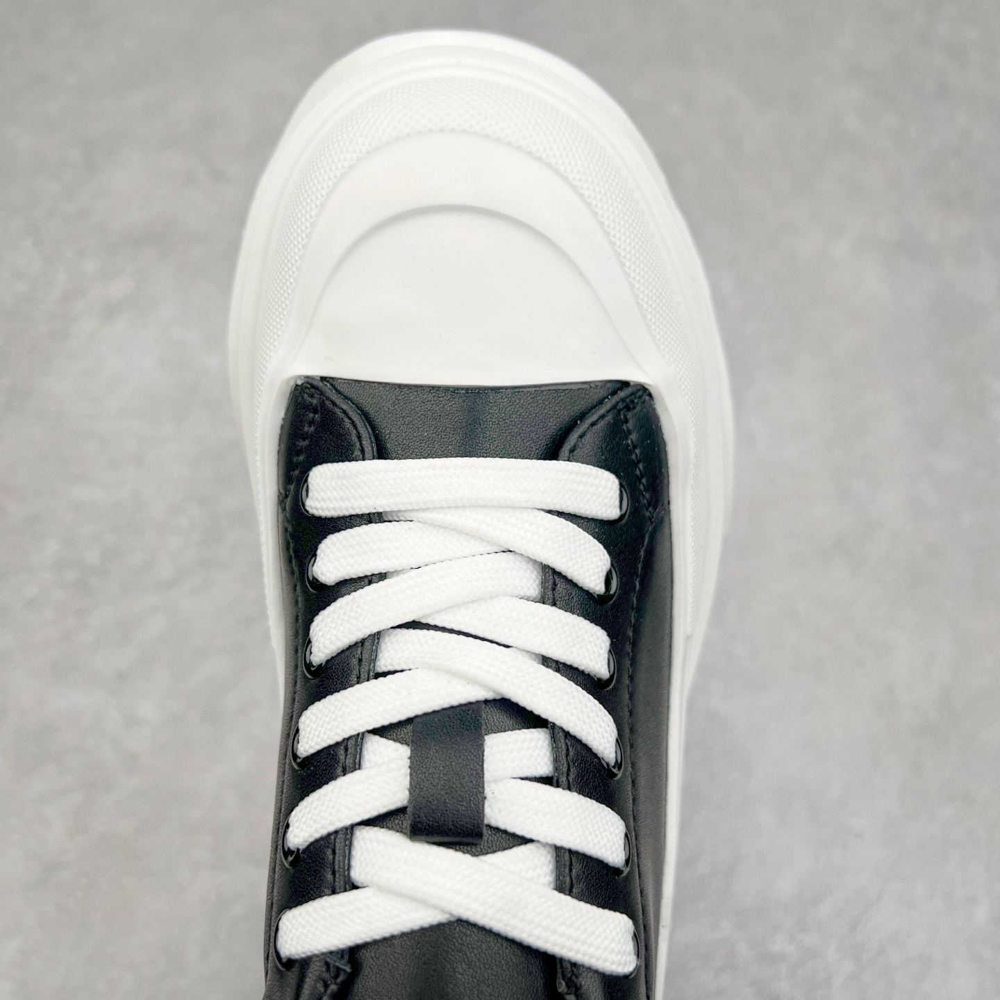 图片[4]-Alexander McQueen 亚历山大麦昆小白鞋全套专柜包装物及配件(附送快递加固牛皮纸盒)右脚鞋面嵌入核心防伪芯片装置,秒杀市面文案版本 支持NFC原码独立扫描 采用丝绸硬质头层小牛皮鞋面材质 内外超软小羊皮贴脚透气及超软PU脚感乳胶物料鞋 外置原抽真空高密度增高底 白色光滑牛皮革系带运动鞋，圆头设计，鞋跟点缀黑色绒面革细节。搭配宽扁鞋带，鞋舌和后帮饰有 Alexander McQueen 品牌标志。阔型橡胶鞋底。运动鞋另配一副鞋带材料 100% 小牛皮 所有细节与原版一致 尺码：35 36 37 38 39 40 41 42 43 44 45-选品中心