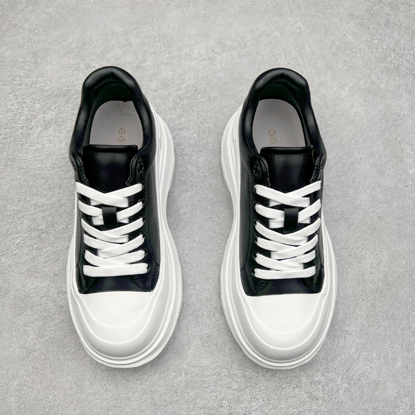 图片[2]-Alexander McQueen 亚历山大麦昆小白鞋全套专柜包装物及配件(附送快递加固牛皮纸盒)右脚鞋面嵌入核心防伪芯片装置,秒杀市面文案版本 支持NFC原码独立扫描 采用丝绸硬质头层小牛皮鞋面材质 内外超软小羊皮贴脚透气及超软PU脚感乳胶物料鞋 外置原抽真空高密度增高底 白色光滑牛皮革系带运动鞋，圆头设计，鞋跟点缀黑色绒面革细节。搭配宽扁鞋带，鞋舌和后帮饰有 Alexander McQueen 品牌标志。阔型橡胶鞋底。运动鞋另配一副鞋带材料 100% 小牛皮 所有细节与原版一致 尺码：35 36 37 38 39 40 41 42 43 44 45-选品中心