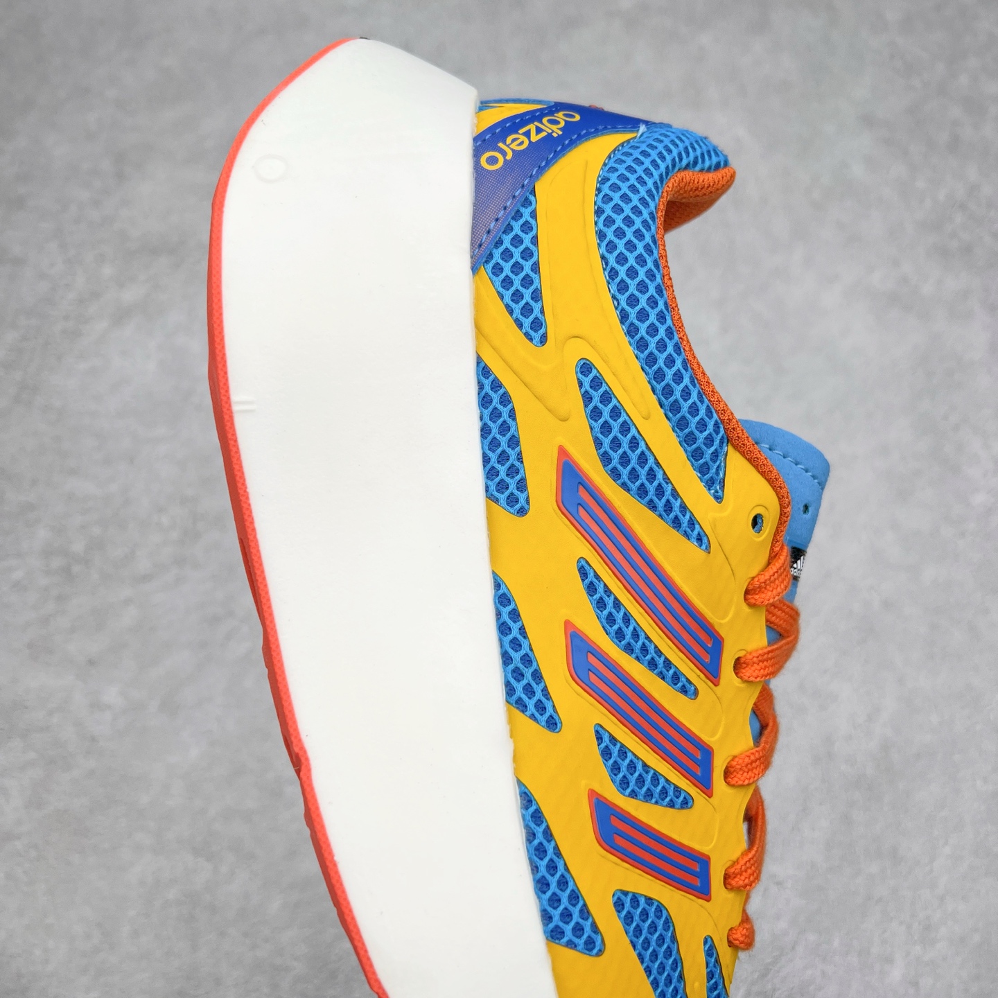 图片[6]-＃福利特价 AD Adizero Aruku 全新跑鞋 以永动机为灵感的前卫造型 以及时下流行的厚底设定 让人无比期待 “Aruku” 在日文中是行走的意思 昭示了这是一双定位于大众日常训练或慢跑的鞋款 黑、白、红三色的撞色外观 搭配街头感、现代感十足的鞋面线条勾勒 格外引人注目 搭配丰沛的全新 Swirlfoam 泡棉厚底 虽然不像顶级竞速跑鞋那般极致 但也将日常舒适和时尚颜值平衡到位 尺码：36 36.5 37.5 38 38.5 39 40 40.5 41 42 42.5 43 44 44.5 45 46-选品中心