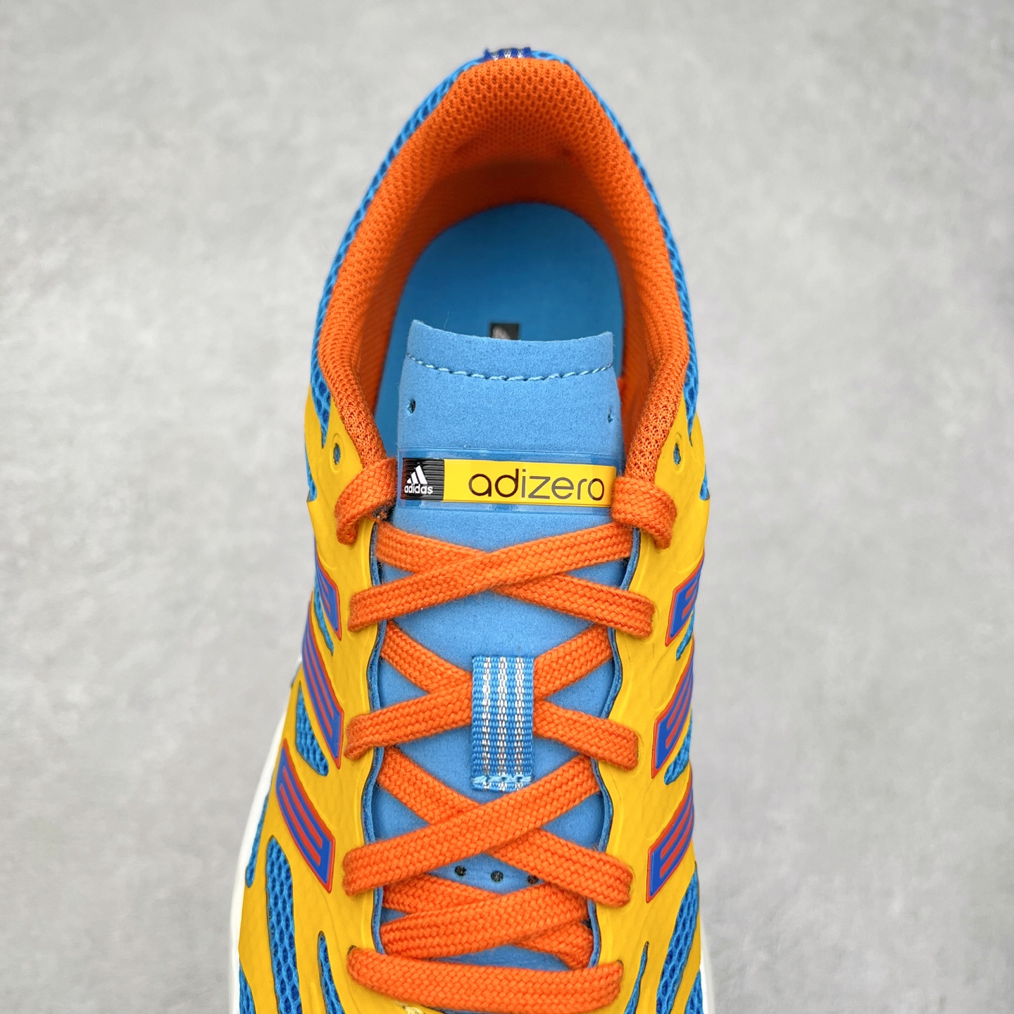 图片[5]-＃福利特价 AD Adizero Aruku 全新跑鞋 以永动机为灵感的前卫造型 以及时下流行的厚底设定 让人无比期待 “Aruku” 在日文中是行走的意思 昭示了这是一双定位于大众日常训练或慢跑的鞋款 黑、白、红三色的撞色外观 搭配街头感、现代感十足的鞋面线条勾勒 格外引人注目 搭配丰沛的全新 Swirlfoam 泡棉厚底 虽然不像顶级竞速跑鞋那般极致 但也将日常舒适和时尚颜值平衡到位 尺码：36 36.5 37.5 38 38.5 39 40 40.5 41 42 42.5 43 44 44.5 45 46-选品中心