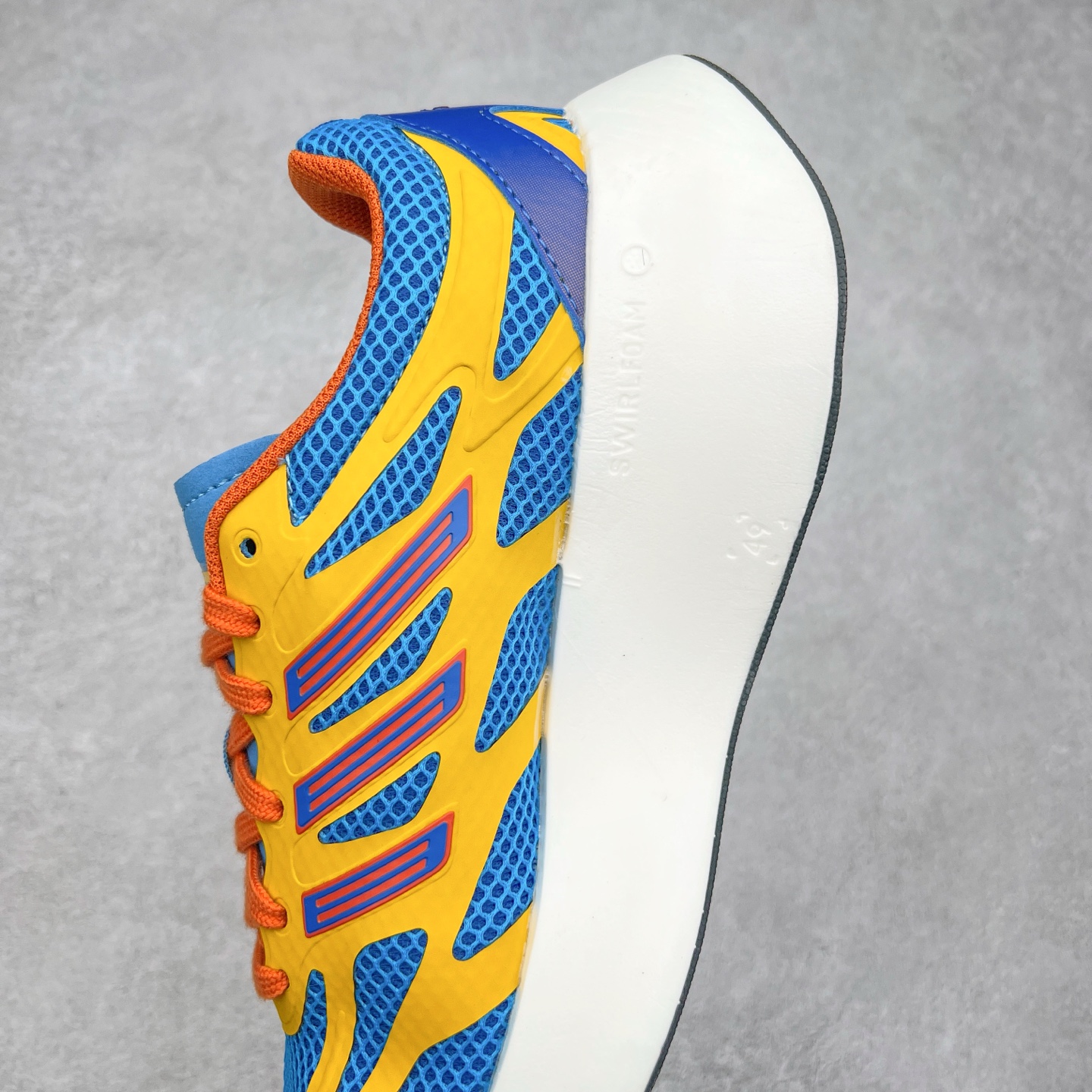 图片[7]-＃福利特价 AD Adizero Aruku 全新跑鞋 以永动机为灵感的前卫造型 以及时下流行的厚底设定 让人无比期待 “Aruku” 在日文中是行走的意思 昭示了这是一双定位于大众日常训练或慢跑的鞋款 黑、白、红三色的撞色外观 搭配街头感、现代感十足的鞋面线条勾勒 格外引人注目 搭配丰沛的全新 Swirlfoam 泡棉厚底 虽然不像顶级竞速跑鞋那般极致 但也将日常舒适和时尚颜值平衡到位 尺码：36 36.5 37.5 38 38.5 39 40 40.5 41 42 42.5 43 44 44.5 45 46-选品中心