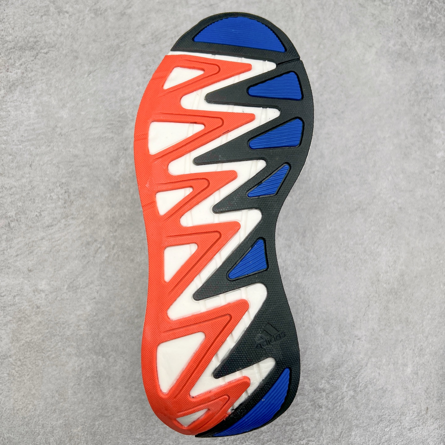 图片[9]-＃福利特价 AD Adizero Aruku 全新跑鞋 以永动机为灵感的前卫造型 以及时下流行的厚底设定 让人无比期待 “Aruku” 在日文中是行走的意思 昭示了这是一双定位于大众日常训练或慢跑的鞋款 黑、白、红三色的撞色外观 搭配街头感、现代感十足的鞋面线条勾勒 格外引人注目 搭配丰沛的全新 Swirlfoam 泡棉厚底 虽然不像顶级竞速跑鞋那般极致 但也将日常舒适和时尚颜值平衡到位 尺码：36 36.5 37.5 38 38.5 39 40 40.5 41 42 42.5 43 44 44.5 45 46-选品中心