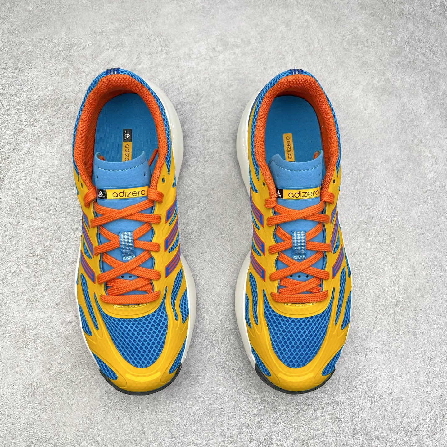 图片[2]-＃福利特价 AD Adizero Aruku 全新跑鞋 以永动机为灵感的前卫造型 以及时下流行的厚底设定 让人无比期待 “Aruku” 在日文中是行走的意思 昭示了这是一双定位于大众日常训练或慢跑的鞋款 黑、白、红三色的撞色外观 搭配街头感、现代感十足的鞋面线条勾勒 格外引人注目 搭配丰沛的全新 Swirlfoam 泡棉厚底 虽然不像顶级竞速跑鞋那般极致 但也将日常舒适和时尚颜值平衡到位 尺码：36 36.5 37.5 38 38.5 39 40 40.5 41 42 42.5 43 44 44.5 45 46-选品中心