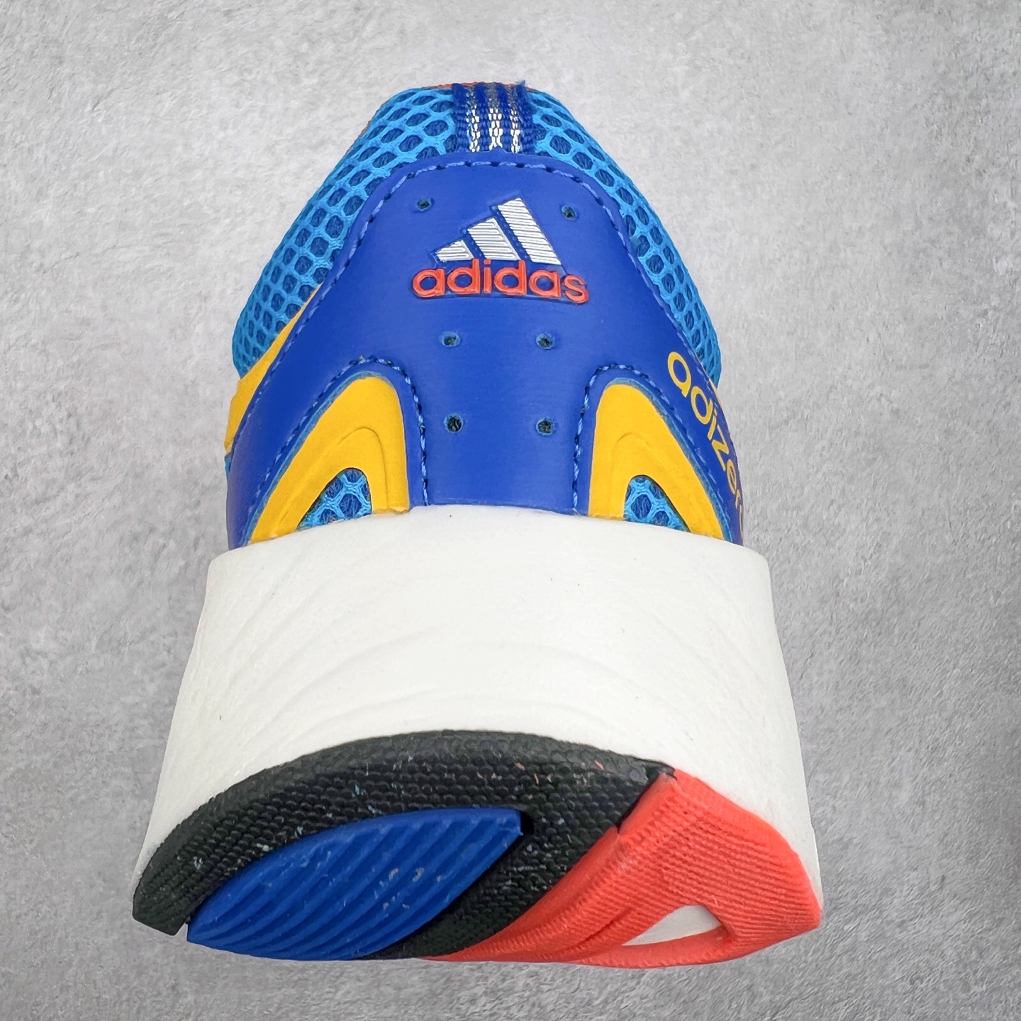 图片[8]-＃福利特价 AD Adizero Aruku 全新跑鞋 以永动机为灵感的前卫造型 以及时下流行的厚底设定 让人无比期待 “Aruku” 在日文中是行走的意思 昭示了这是一双定位于大众日常训练或慢跑的鞋款 黑、白、红三色的撞色外观 搭配街头感、现代感十足的鞋面线条勾勒 格外引人注目 搭配丰沛的全新 Swirlfoam 泡棉厚底 虽然不像顶级竞速跑鞋那般极致 但也将日常舒适和时尚颜值平衡到位 尺码：36 36.5 37.5 38 38.5 39 40 40.5 41 42 42.5 43 44 44.5 45 46-选品中心