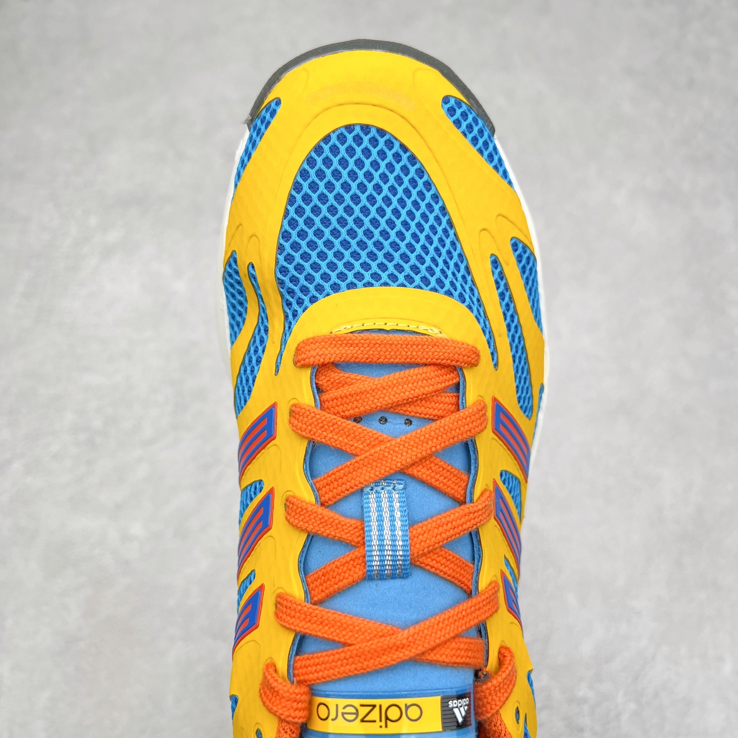 图片[4]-＃福利特价 AD Adizero Aruku 全新跑鞋 以永动机为灵感的前卫造型 以及时下流行的厚底设定 让人无比期待 “Aruku” 在日文中是行走的意思 昭示了这是一双定位于大众日常训练或慢跑的鞋款 黑、白、红三色的撞色外观 搭配街头感、现代感十足的鞋面线条勾勒 格外引人注目 搭配丰沛的全新 Swirlfoam 泡棉厚底 虽然不像顶级竞速跑鞋那般极致 但也将日常舒适和时尚颜值平衡到位 尺码：36 36.5 37.5 38 38.5 39 40 40.5 41 42 42.5 43 44 44.5 45 46-选品中心