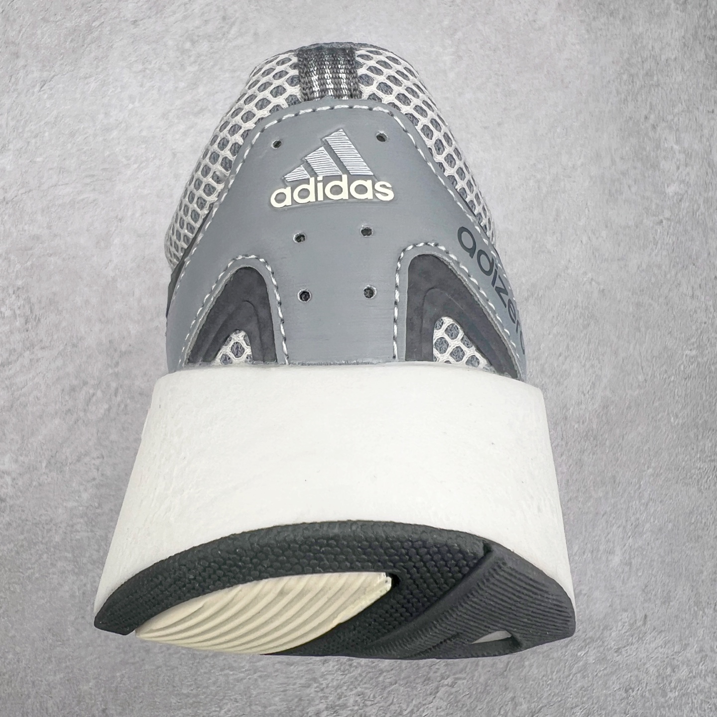 图片[8]-＃福利特价 AD Adizero Aruku 全新跑鞋 以永动机为灵感的前卫造型 以及时下流行的厚底设定 让人无比期待 “Aruku” 在日文中是行走的意思 昭示了这是一双定位于大众日常训练或慢跑的鞋款 黑、白、红三色的撞色外观 搭配街头感、现代感十足的鞋面线条勾勒 格外引人注目 搭配丰沛的全新 Swirlfoam 泡棉厚底 虽然不像顶级竞速跑鞋那般极致 但也将日常舒适和时尚颜值平衡到位 尺码：36 36.5 37.5 38 38.5 39 40 40.5 41 42 42.5 43 44 44.5 45 46-选品中心