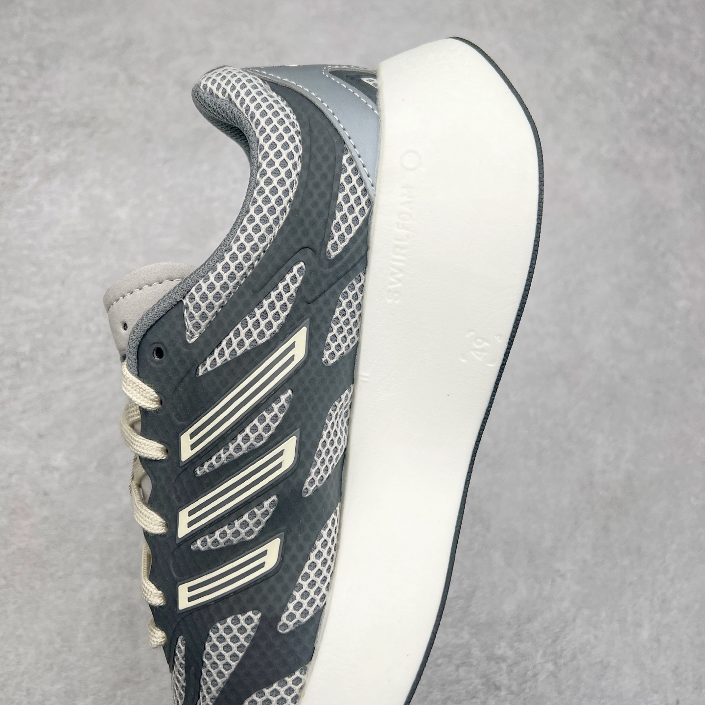 图片[7]-＃福利特价 AD Adizero Aruku 全新跑鞋 以永动机为灵感的前卫造型 以及时下流行的厚底设定 让人无比期待 “Aruku” 在日文中是行走的意思 昭示了这是一双定位于大众日常训练或慢跑的鞋款 黑、白、红三色的撞色外观 搭配街头感、现代感十足的鞋面线条勾勒 格外引人注目 搭配丰沛的全新 Swirlfoam 泡棉厚底 虽然不像顶级竞速跑鞋那般极致 但也将日常舒适和时尚颜值平衡到位 尺码：36 36.5 37.5 38 38.5 39 40 40.5 41 42 42.5 43 44 44.5 45 46-选品中心