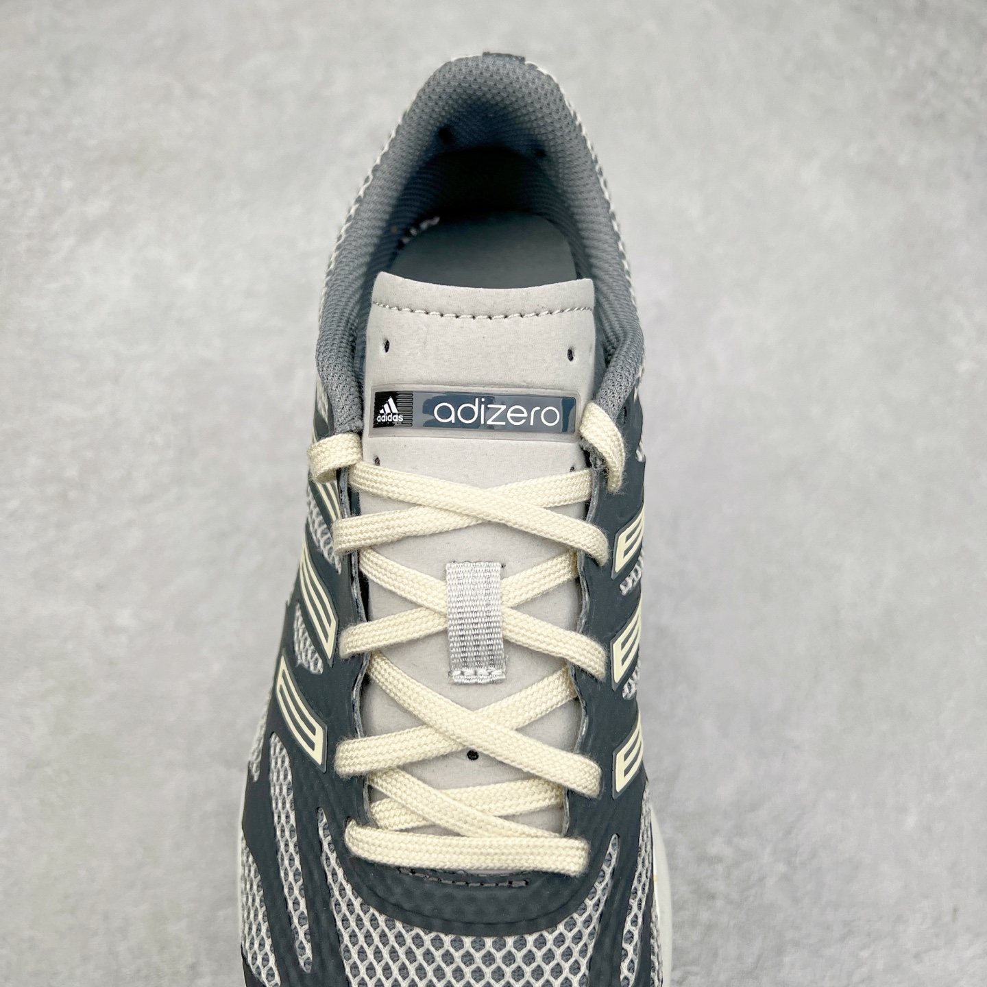 图片[5]-＃福利特价 AD Adizero Aruku 全新跑鞋 以永动机为灵感的前卫造型 以及时下流行的厚底设定 让人无比期待 “Aruku” 在日文中是行走的意思 昭示了这是一双定位于大众日常训练或慢跑的鞋款 黑、白、红三色的撞色外观 搭配街头感、现代感十足的鞋面线条勾勒 格外引人注目 搭配丰沛的全新 Swirlfoam 泡棉厚底 虽然不像顶级竞速跑鞋那般极致 但也将日常舒适和时尚颜值平衡到位 尺码：36 36.5 37.5 38 38.5 39 40 40.5 41 42 42.5 43 44 44.5 45 46-选品中心