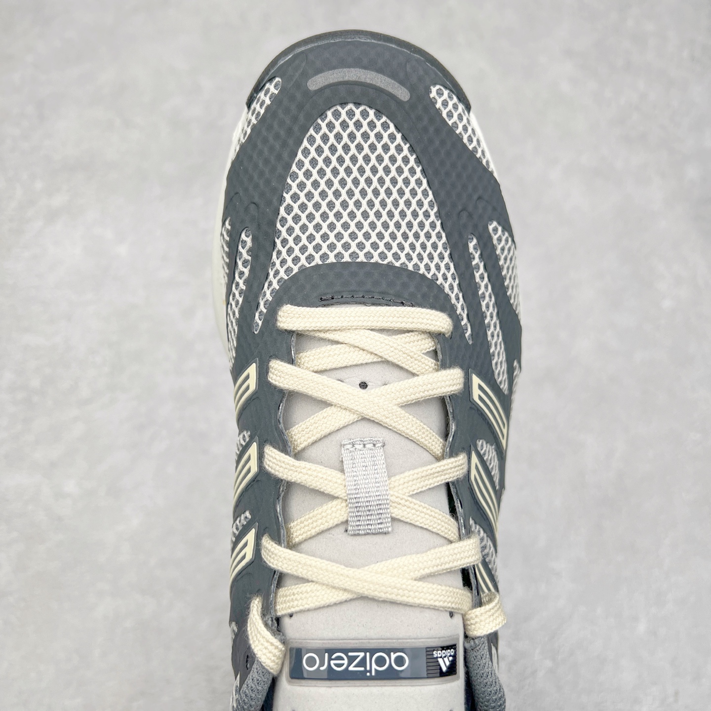 图片[4]-＃福利特价 AD Adizero Aruku 全新跑鞋 以永动机为灵感的前卫造型 以及时下流行的厚底设定 让人无比期待 “Aruku” 在日文中是行走的意思 昭示了这是一双定位于大众日常训练或慢跑的鞋款 黑、白、红三色的撞色外观 搭配街头感、现代感十足的鞋面线条勾勒 格外引人注目 搭配丰沛的全新 Swirlfoam 泡棉厚底 虽然不像顶级竞速跑鞋那般极致 但也将日常舒适和时尚颜值平衡到位 尺码：36 36.5 37.5 38 38.5 39 40 40.5 41 42 42.5 43 44 44.5 45 46-选品中心