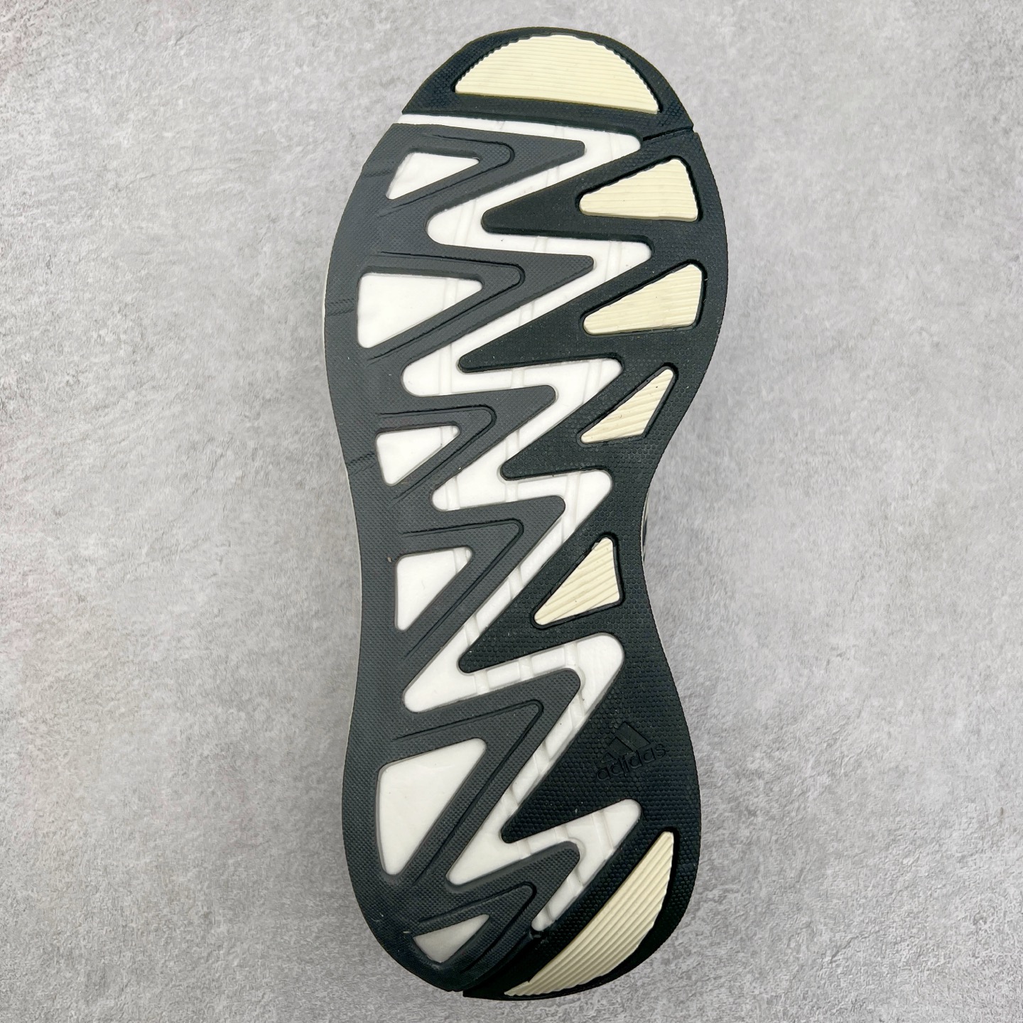 图片[9]-＃福利特价 AD Adizero Aruku 全新跑鞋 以永动机为灵感的前卫造型 以及时下流行的厚底设定 让人无比期待 “Aruku” 在日文中是行走的意思 昭示了这是一双定位于大众日常训练或慢跑的鞋款 黑、白、红三色的撞色外观 搭配街头感、现代感十足的鞋面线条勾勒 格外引人注目 搭配丰沛的全新 Swirlfoam 泡棉厚底 虽然不像顶级竞速跑鞋那般极致 但也将日常舒适和时尚颜值平衡到位 尺码：36 36.5 37.5 38 38.5 39 40 40.5 41 42 42.5 43 44 44.5 45 46-选品中心