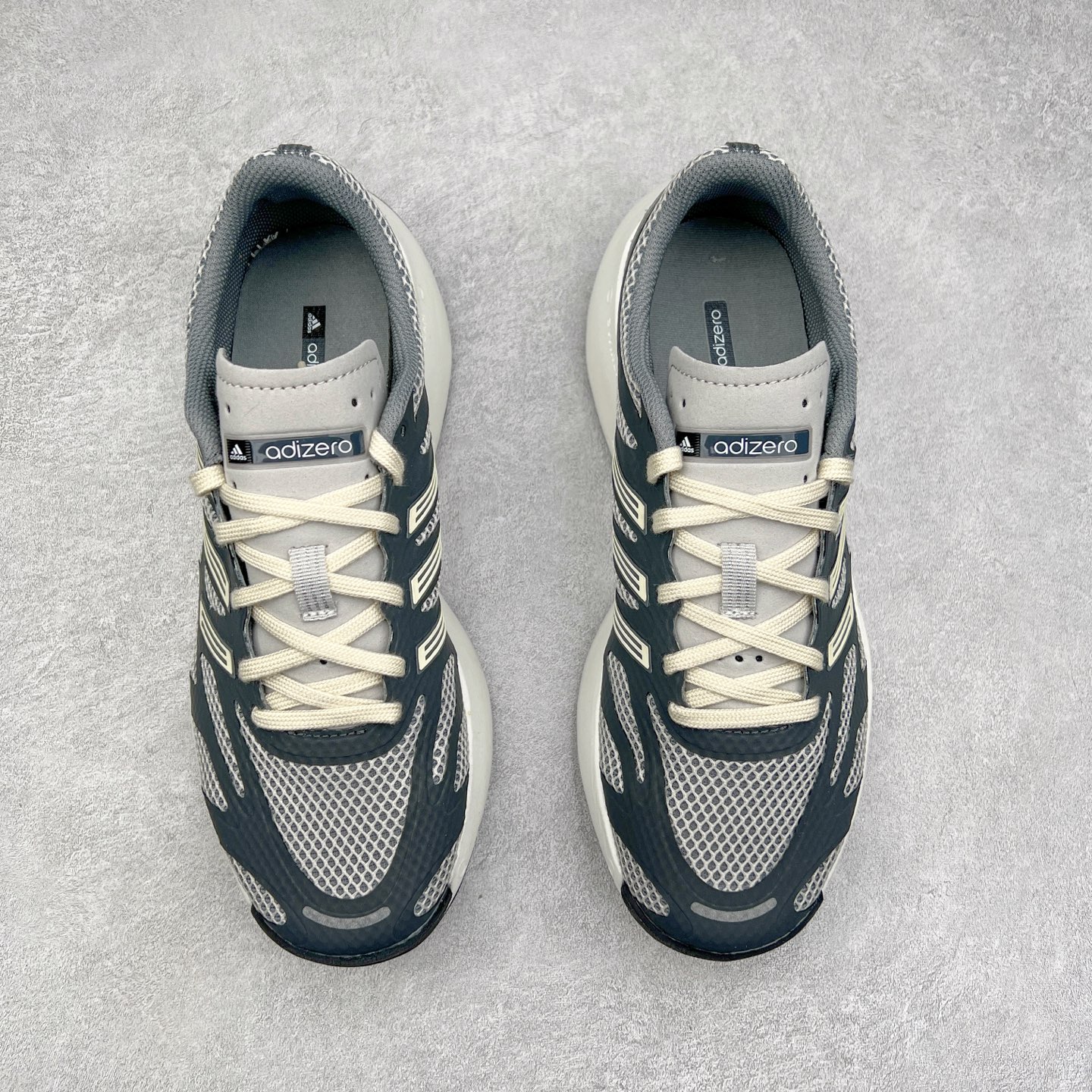 图片[2]-＃福利特价 AD Adizero Aruku 全新跑鞋 以永动机为灵感的前卫造型 以及时下流行的厚底设定 让人无比期待 “Aruku” 在日文中是行走的意思 昭示了这是一双定位于大众日常训练或慢跑的鞋款 黑、白、红三色的撞色外观 搭配街头感、现代感十足的鞋面线条勾勒 格外引人注目 搭配丰沛的全新 Swirlfoam 泡棉厚底 虽然不像顶级竞速跑鞋那般极致 但也将日常舒适和时尚颜值平衡到位 尺码：36 36.5 37.5 38 38.5 39 40 40.5 41 42 42.5 43 44 44.5 45 46-选品中心