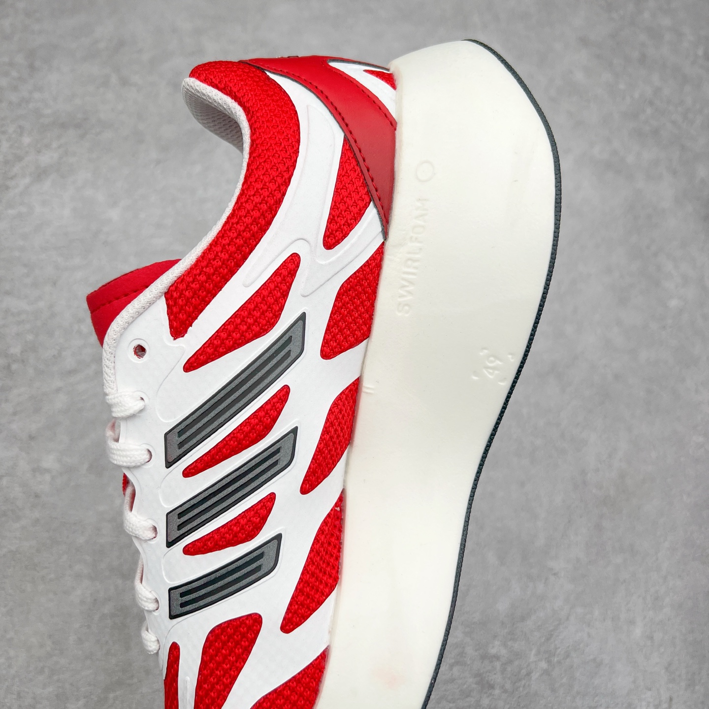 图片[7]-＃福利特价 AD Adizero Aruku 全新跑鞋 以永动机为灵感的前卫造型 以及时下流行的厚底设定 让人无比期待 “Aruku” 在日文中是行走的意思 昭示了这是一双定位于大众日常训练或慢跑的鞋款 黑、白、红三色的撞色外观 搭配街头感、现代感十足的鞋面线条勾勒 格外引人注目 搭配丰沛的全新 Swirlfoam 泡棉厚底 虽然不像顶级竞速跑鞋那般极致 但也将日常舒适和时尚颜值平衡到位 尺码：36 36.5 37.5 38 38.5 39 40 40.5 41 42 42.5 43 44 44.5 45 46-选品中心