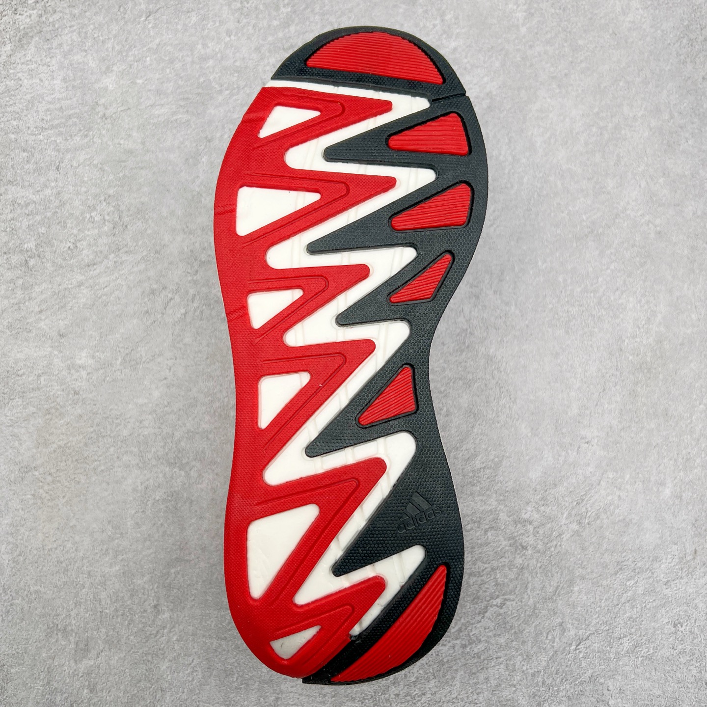 图片[9]-＃福利特价 AD Adizero Aruku 全新跑鞋 以永动机为灵感的前卫造型 以及时下流行的厚底设定 让人无比期待 “Aruku” 在日文中是行走的意思 昭示了这是一双定位于大众日常训练或慢跑的鞋款 黑、白、红三色的撞色外观 搭配街头感、现代感十足的鞋面线条勾勒 格外引人注目 搭配丰沛的全新 Swirlfoam 泡棉厚底 虽然不像顶级竞速跑鞋那般极致 但也将日常舒适和时尚颜值平衡到位 尺码：36 36.5 37.5 38 38.5 39 40 40.5 41 42 42.5 43 44 44.5 45 46-选品中心