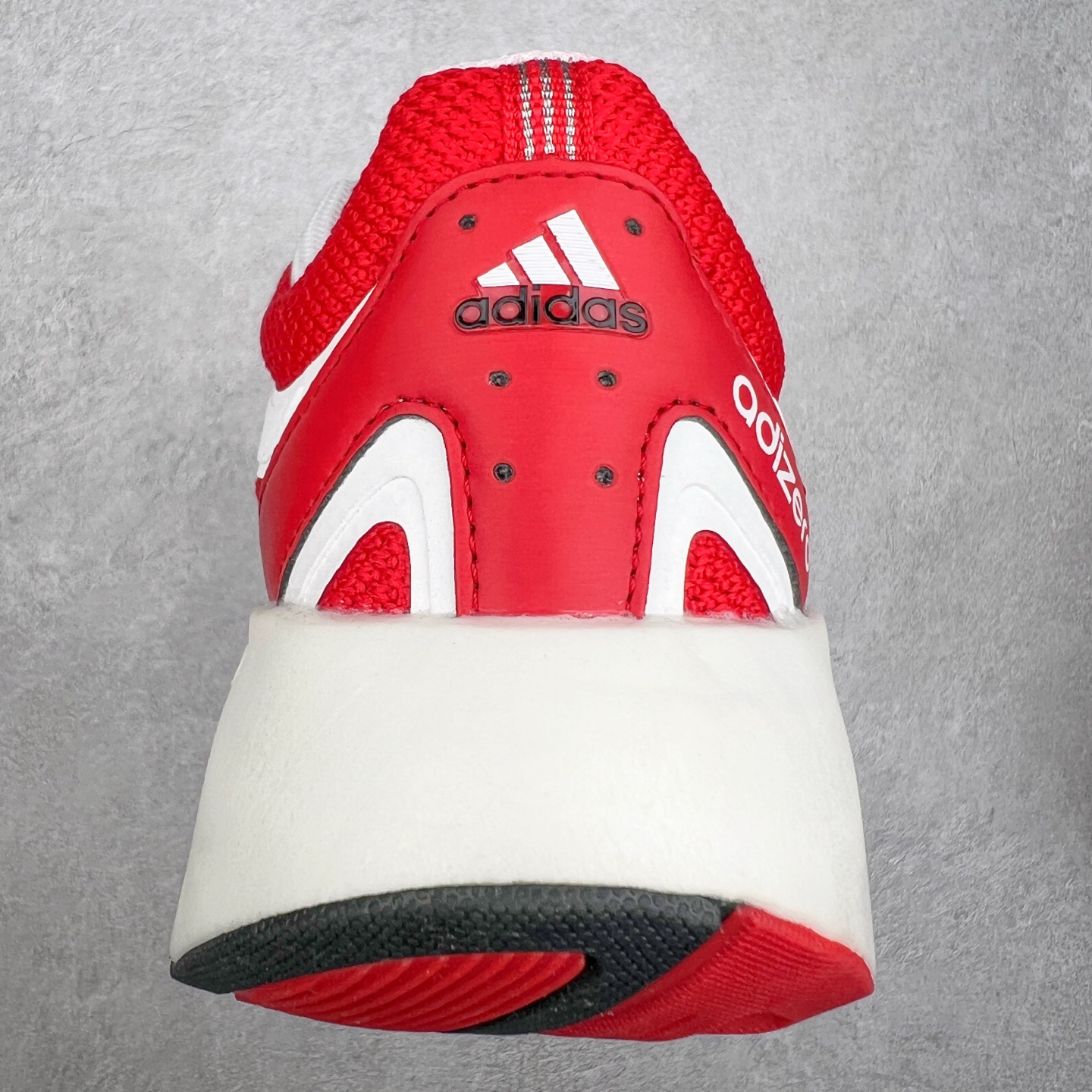 图片[8]-＃福利特价 AD Adizero Aruku 全新跑鞋 以永动机为灵感的前卫造型 以及时下流行的厚底设定 让人无比期待 “Aruku” 在日文中是行走的意思 昭示了这是一双定位于大众日常训练或慢跑的鞋款 黑、白、红三色的撞色外观 搭配街头感、现代感十足的鞋面线条勾勒 格外引人注目 搭配丰沛的全新 Swirlfoam 泡棉厚底 虽然不像顶级竞速跑鞋那般极致 但也将日常舒适和时尚颜值平衡到位 尺码：36 36.5 37.5 38 38.5 39 40 40.5 41 42 42.5 43 44 44.5 45 46-选品中心