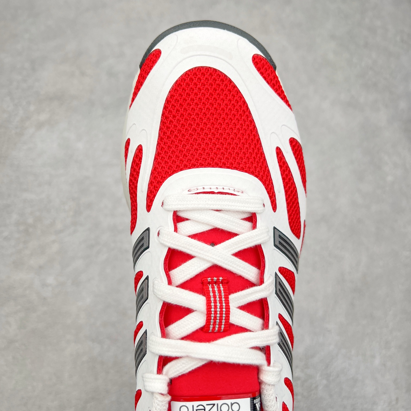 图片[4]-＃福利特价 AD Adizero Aruku 全新跑鞋 以永动机为灵感的前卫造型 以及时下流行的厚底设定 让人无比期待 “Aruku” 在日文中是行走的意思 昭示了这是一双定位于大众日常训练或慢跑的鞋款 黑、白、红三色的撞色外观 搭配街头感、现代感十足的鞋面线条勾勒 格外引人注目 搭配丰沛的全新 Swirlfoam 泡棉厚底 虽然不像顶级竞速跑鞋那般极致 但也将日常舒适和时尚颜值平衡到位 尺码：36 36.5 37.5 38 38.5 39 40 40.5 41 42 42.5 43 44 44.5 45 46-选品中心