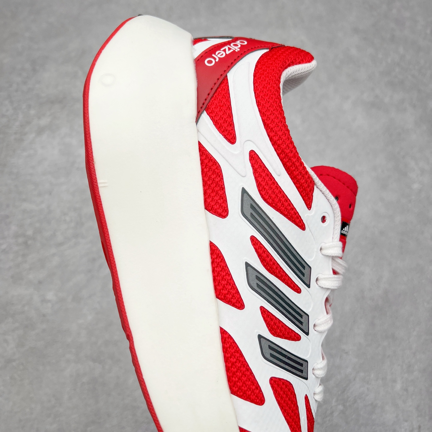 图片[6]-＃福利特价 AD Adizero Aruku 全新跑鞋 以永动机为灵感的前卫造型 以及时下流行的厚底设定 让人无比期待 “Aruku” 在日文中是行走的意思 昭示了这是一双定位于大众日常训练或慢跑的鞋款 黑、白、红三色的撞色外观 搭配街头感、现代感十足的鞋面线条勾勒 格外引人注目 搭配丰沛的全新 Swirlfoam 泡棉厚底 虽然不像顶级竞速跑鞋那般极致 但也将日常舒适和时尚颜值平衡到位 尺码：36 36.5 37.5 38 38.5 39 40 40.5 41 42 42.5 43 44 44.5 45 46-选品中心