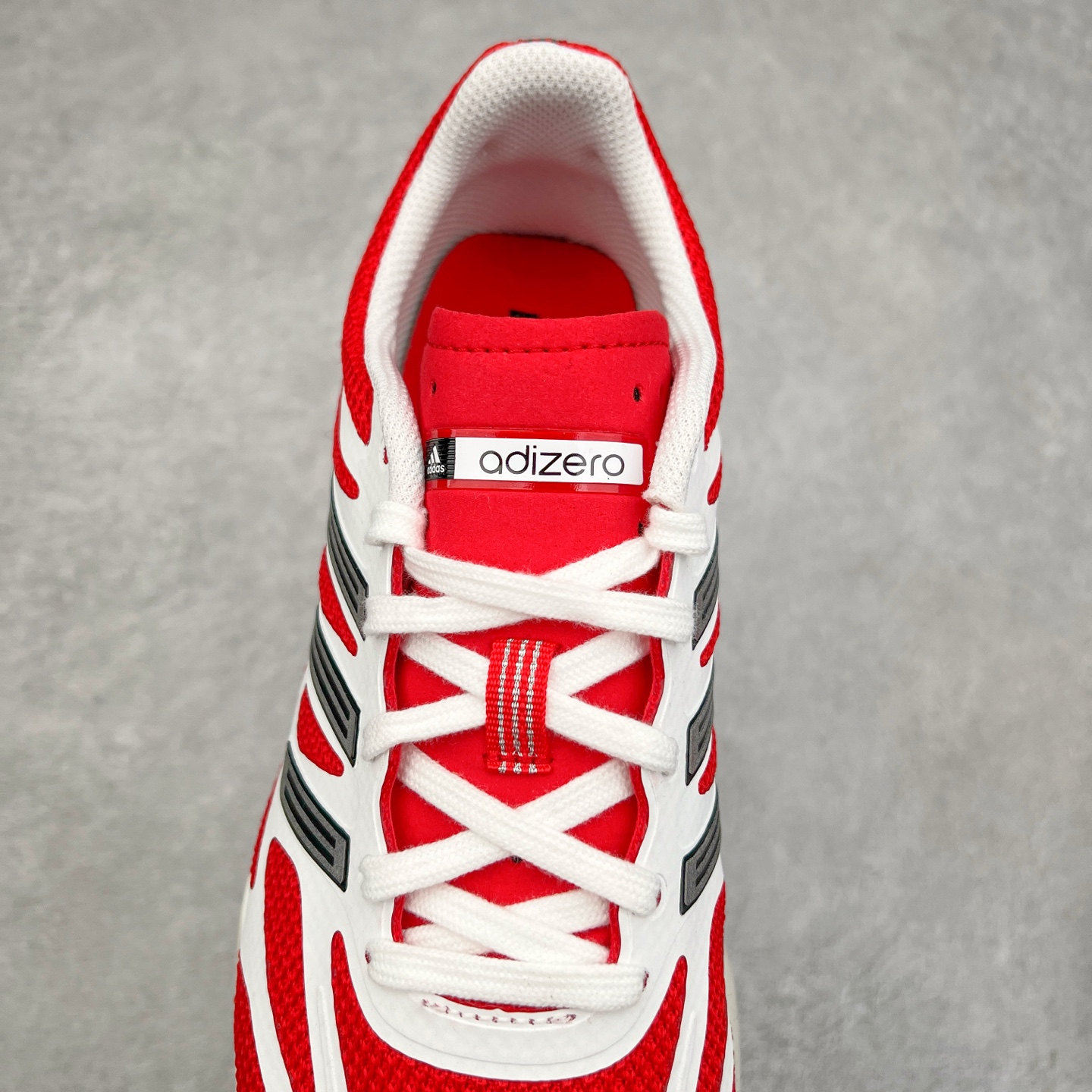 图片[5]-＃福利特价 AD Adizero Aruku 全新跑鞋 以永动机为灵感的前卫造型 以及时下流行的厚底设定 让人无比期待 “Aruku” 在日文中是行走的意思 昭示了这是一双定位于大众日常训练或慢跑的鞋款 黑、白、红三色的撞色外观 搭配街头感、现代感十足的鞋面线条勾勒 格外引人注目 搭配丰沛的全新 Swirlfoam 泡棉厚底 虽然不像顶级竞速跑鞋那般极致 但也将日常舒适和时尚颜值平衡到位 尺码：36 36.5 37.5 38 38.5 39 40 40.5 41 42 42.5 43 44 44.5 45 46-选品中心