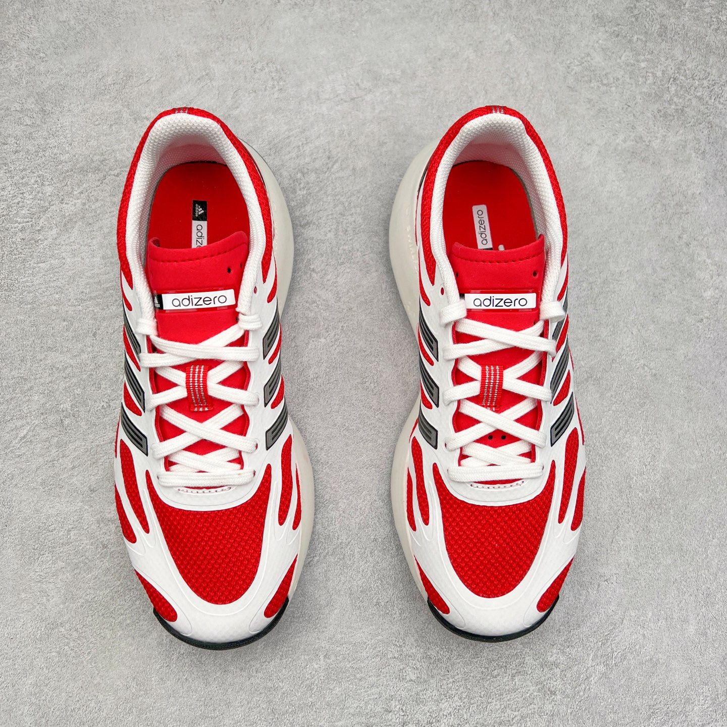 图片[2]-＃福利特价 AD Adizero Aruku 全新跑鞋 以永动机为灵感的前卫造型 以及时下流行的厚底设定 让人无比期待 “Aruku” 在日文中是行走的意思 昭示了这是一双定位于大众日常训练或慢跑的鞋款 黑、白、红三色的撞色外观 搭配街头感、现代感十足的鞋面线条勾勒 格外引人注目 搭配丰沛的全新 Swirlfoam 泡棉厚底 虽然不像顶级竞速跑鞋那般极致 但也将日常舒适和时尚颜值平衡到位 尺码：36 36.5 37.5 38 38.5 39 40 40.5 41 42 42.5 43 44 44.5 45 46-选品中心