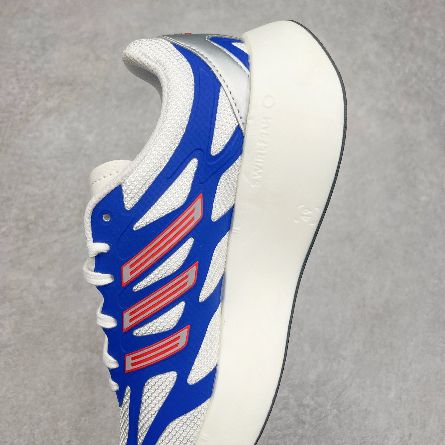 图片[7]-＃福利特价 AD Adizero Aruku 全新跑鞋 以永动机为灵感的前卫造型 以及时下流行的厚底设定 让人无比期待 “Aruku” 在日文中是行走的意思 昭示了这是一双定位于大众日常训练或慢跑的鞋款 黑、白、红三色的撞色外观 搭配街头感、现代感十足的鞋面线条勾勒 格外引人注目 搭配丰沛的全新 Swirlfoam 泡棉厚底 虽然不像顶级竞速跑鞋那般极致 但也将日常舒适和时尚颜值平衡到位 尺码：36 36.5 37.5 38 38.5 39 40 40.5 41 42 42.5 43 44 44.5 45 46-选品中心