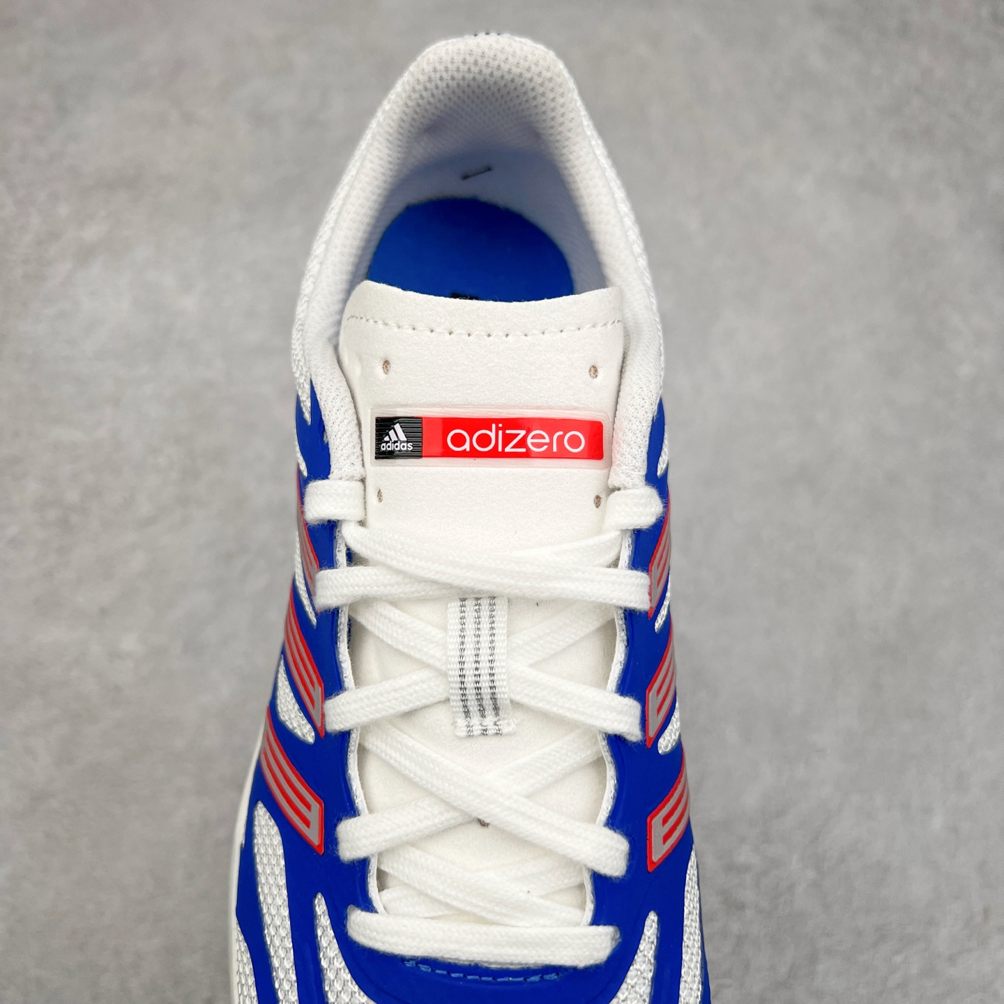 图片[5]-＃福利特价 AD Adizero Aruku 全新跑鞋 以永动机为灵感的前卫造型 以及时下流行的厚底设定 让人无比期待 “Aruku” 在日文中是行走的意思 昭示了这是一双定位于大众日常训练或慢跑的鞋款 黑、白、红三色的撞色外观 搭配街头感、现代感十足的鞋面线条勾勒 格外引人注目 搭配丰沛的全新 Swirlfoam 泡棉厚底 虽然不像顶级竞速跑鞋那般极致 但也将日常舒适和时尚颜值平衡到位 尺码：36 36.5 37.5 38 38.5 39 40 40.5 41 42 42.5 43 44 44.5 45 46-选品中心