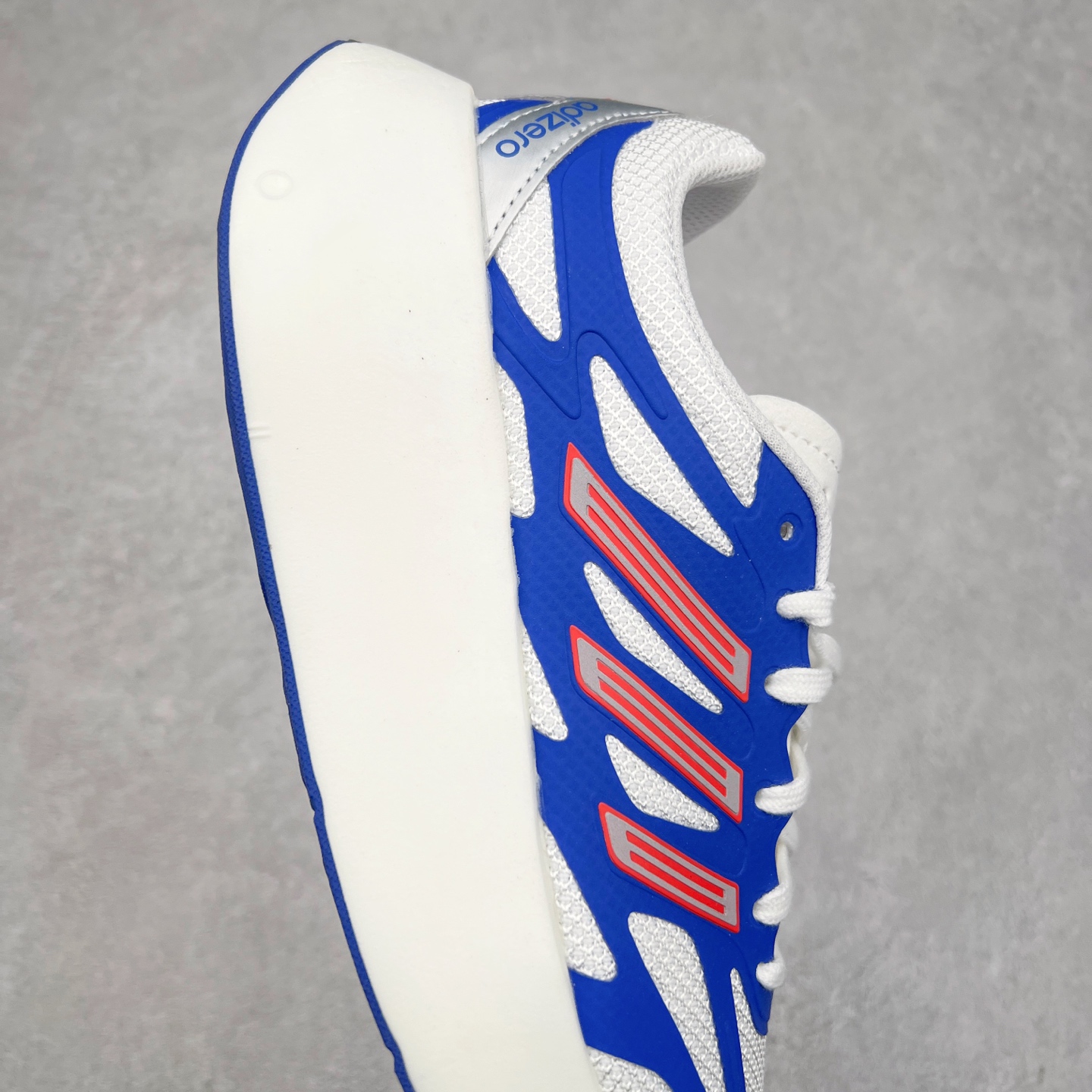 图片[6]-＃福利特价 AD Adizero Aruku 全新跑鞋 以永动机为灵感的前卫造型 以及时下流行的厚底设定 让人无比期待 “Aruku” 在日文中是行走的意思 昭示了这是一双定位于大众日常训练或慢跑的鞋款 黑、白、红三色的撞色外观 搭配街头感、现代感十足的鞋面线条勾勒 格外引人注目 搭配丰沛的全新 Swirlfoam 泡棉厚底 虽然不像顶级竞速跑鞋那般极致 但也将日常舒适和时尚颜值平衡到位 尺码：36 36.5 37.5 38 38.5 39 40 40.5 41 42 42.5 43 44 44.5 45 46-选品中心