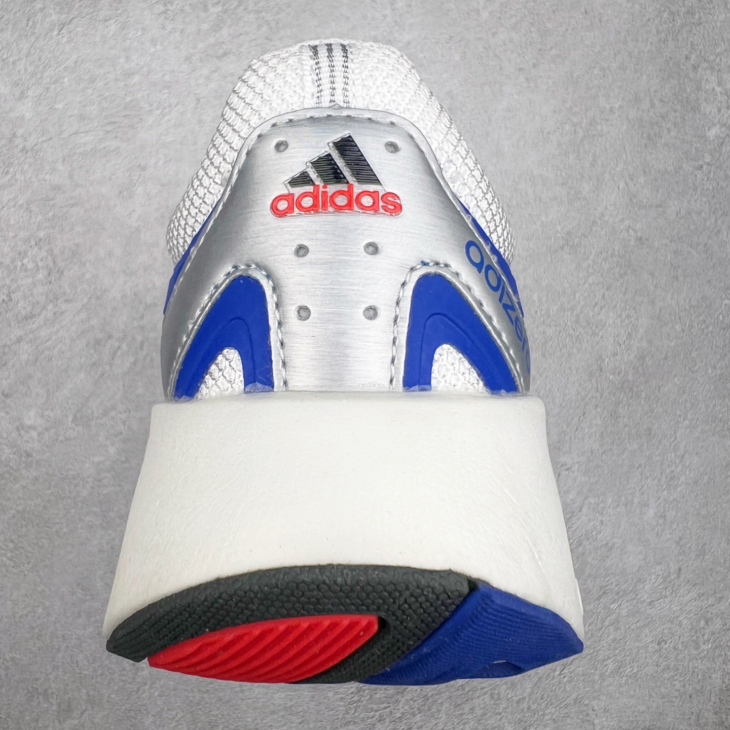 图片[8]-＃福利特价 AD Adizero Aruku 全新跑鞋 以永动机为灵感的前卫造型 以及时下流行的厚底设定 让人无比期待 “Aruku” 在日文中是行走的意思 昭示了这是一双定位于大众日常训练或慢跑的鞋款 黑、白、红三色的撞色外观 搭配街头感、现代感十足的鞋面线条勾勒 格外引人注目 搭配丰沛的全新 Swirlfoam 泡棉厚底 虽然不像顶级竞速跑鞋那般极致 但也将日常舒适和时尚颜值平衡到位 尺码：36 36.5 37.5 38 38.5 39 40 40.5 41 42 42.5 43 44 44.5 45 46-选品中心