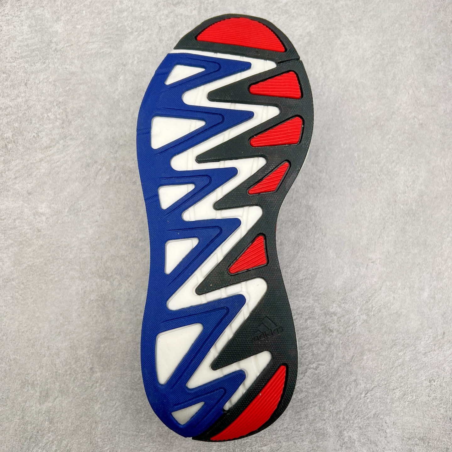 图片[9]-＃福利特价 AD Adizero Aruku 全新跑鞋 以永动机为灵感的前卫造型 以及时下流行的厚底设定 让人无比期待 “Aruku” 在日文中是行走的意思 昭示了这是一双定位于大众日常训练或慢跑的鞋款 黑、白、红三色的撞色外观 搭配街头感、现代感十足的鞋面线条勾勒 格外引人注目 搭配丰沛的全新 Swirlfoam 泡棉厚底 虽然不像顶级竞速跑鞋那般极致 但也将日常舒适和时尚颜值平衡到位 尺码：36 36.5 37.5 38 38.5 39 40 40.5 41 42 42.5 43 44 44.5 45 46-选品中心