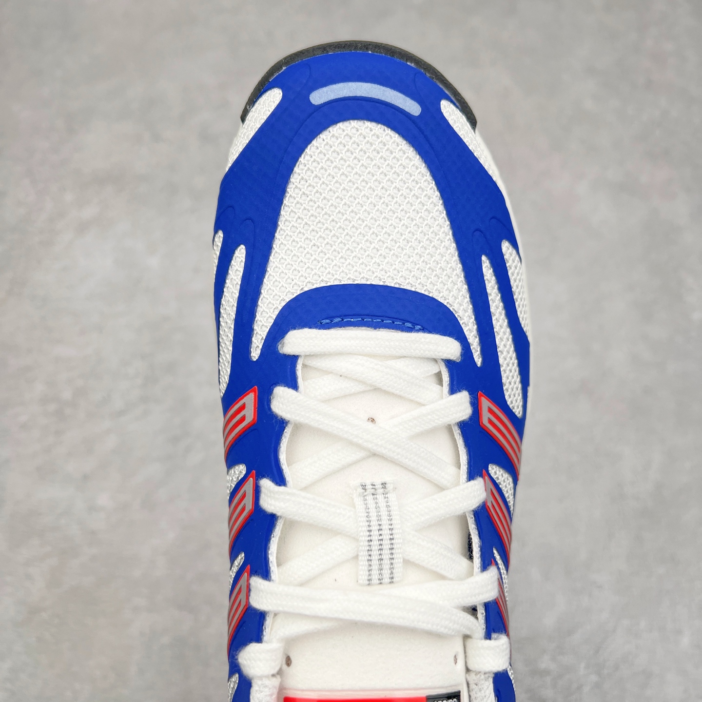 图片[4]-＃福利特价 AD Adizero Aruku 全新跑鞋 以永动机为灵感的前卫造型 以及时下流行的厚底设定 让人无比期待 “Aruku” 在日文中是行走的意思 昭示了这是一双定位于大众日常训练或慢跑的鞋款 黑、白、红三色的撞色外观 搭配街头感、现代感十足的鞋面线条勾勒 格外引人注目 搭配丰沛的全新 Swirlfoam 泡棉厚底 虽然不像顶级竞速跑鞋那般极致 但也将日常舒适和时尚颜值平衡到位 尺码：36 36.5 37.5 38 38.5 39 40 40.5 41 42 42.5 43 44 44.5 45 46-选品中心